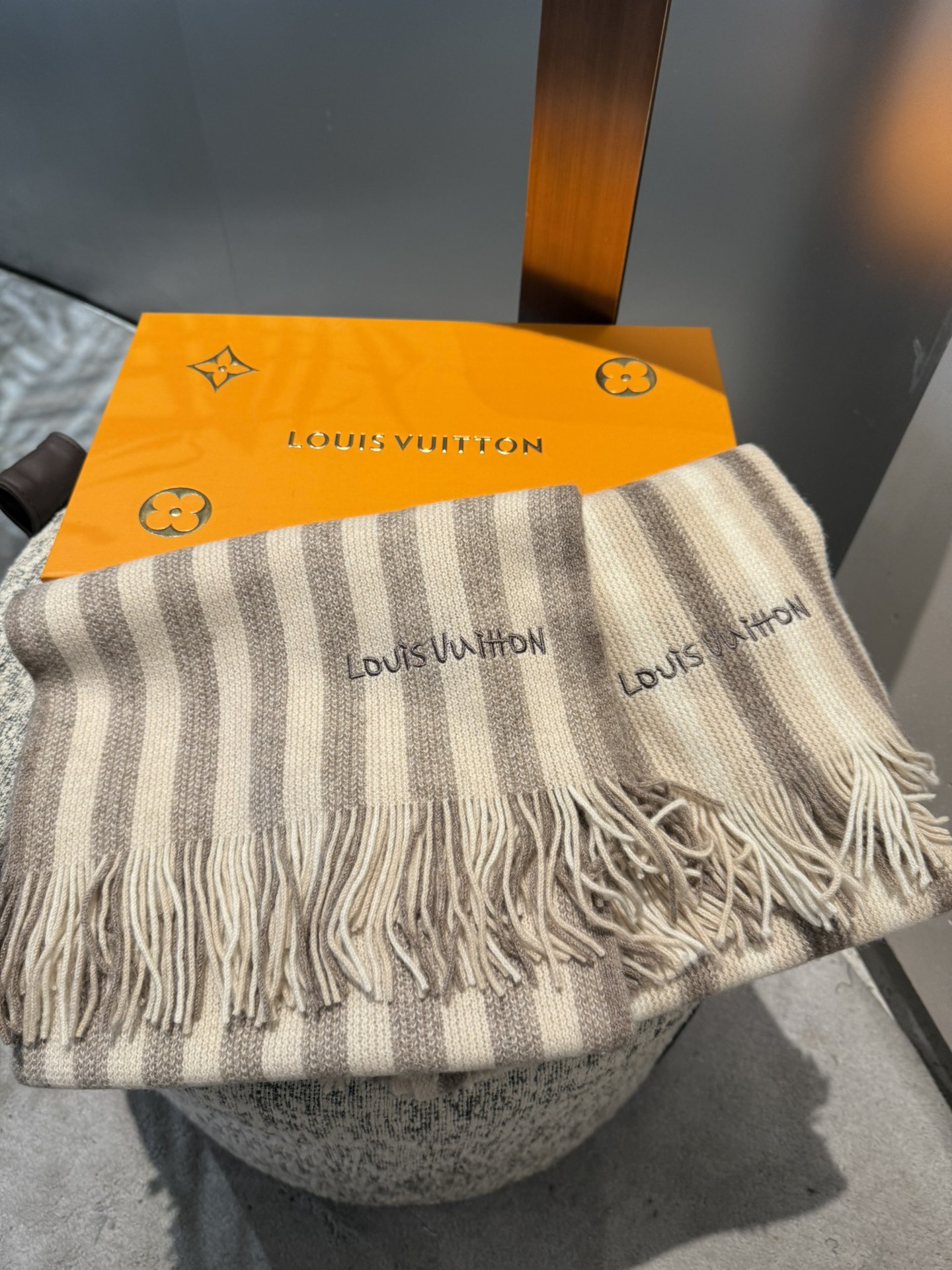 PL V同步专柜，高端羊绒针织围巾！】可正式，可随意，非常Classical的男款设计。这款织法比较难，