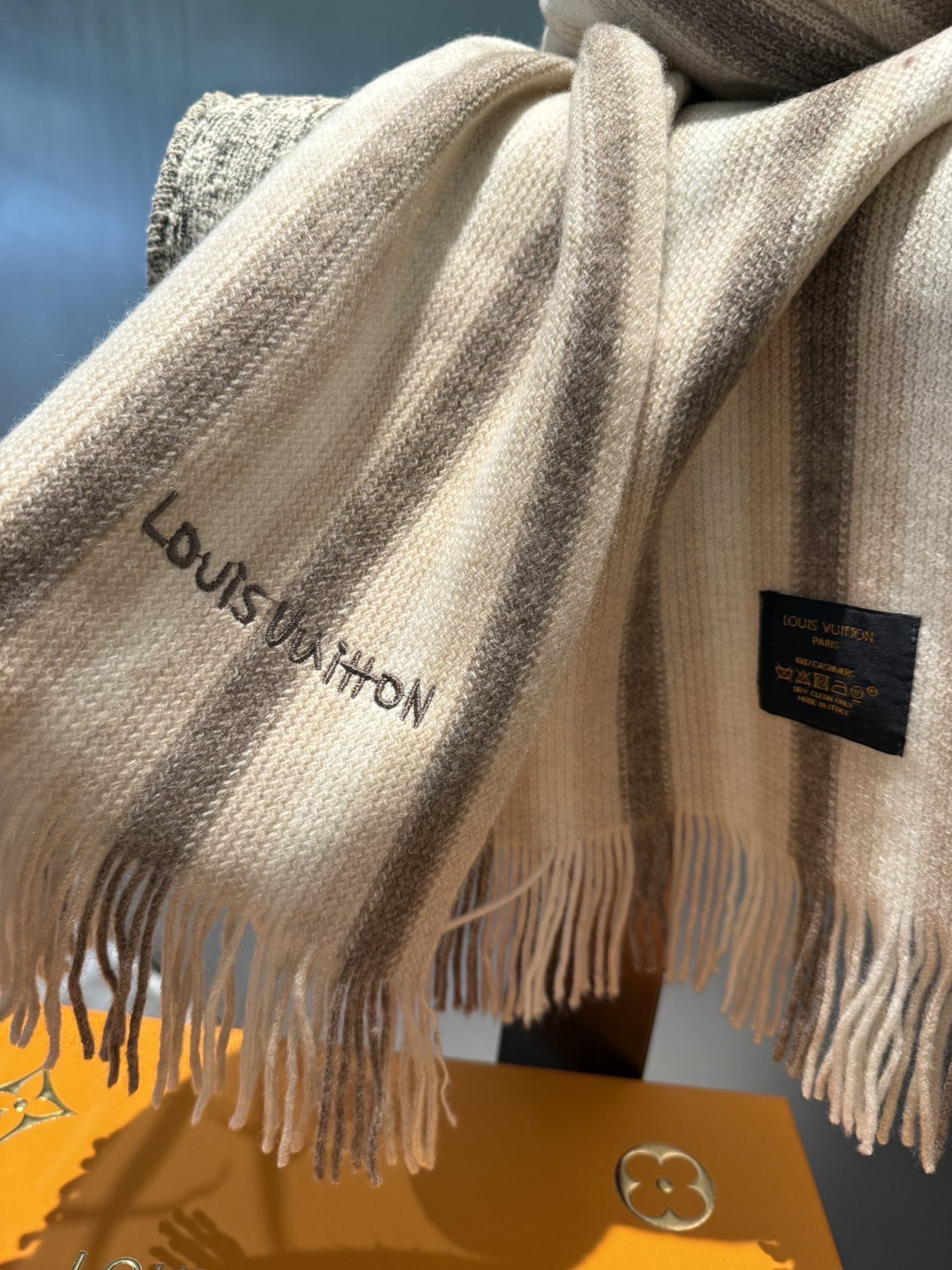 PL V同步专柜，高端羊绒针织围巾！】可正式，可随意，非常Classical的男款设计。这款织法比较难，