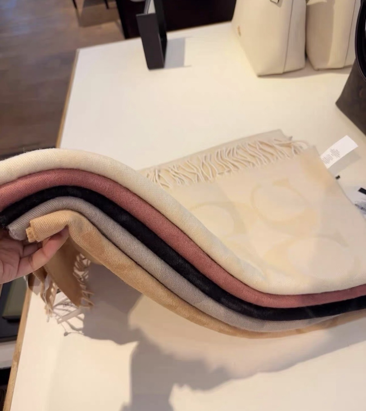 P蔻驰 新款到！Coach爆款！6色披肩也太好看了吧！不仅有颜值还有品质，手感超级软糯和舒服，尺寸195