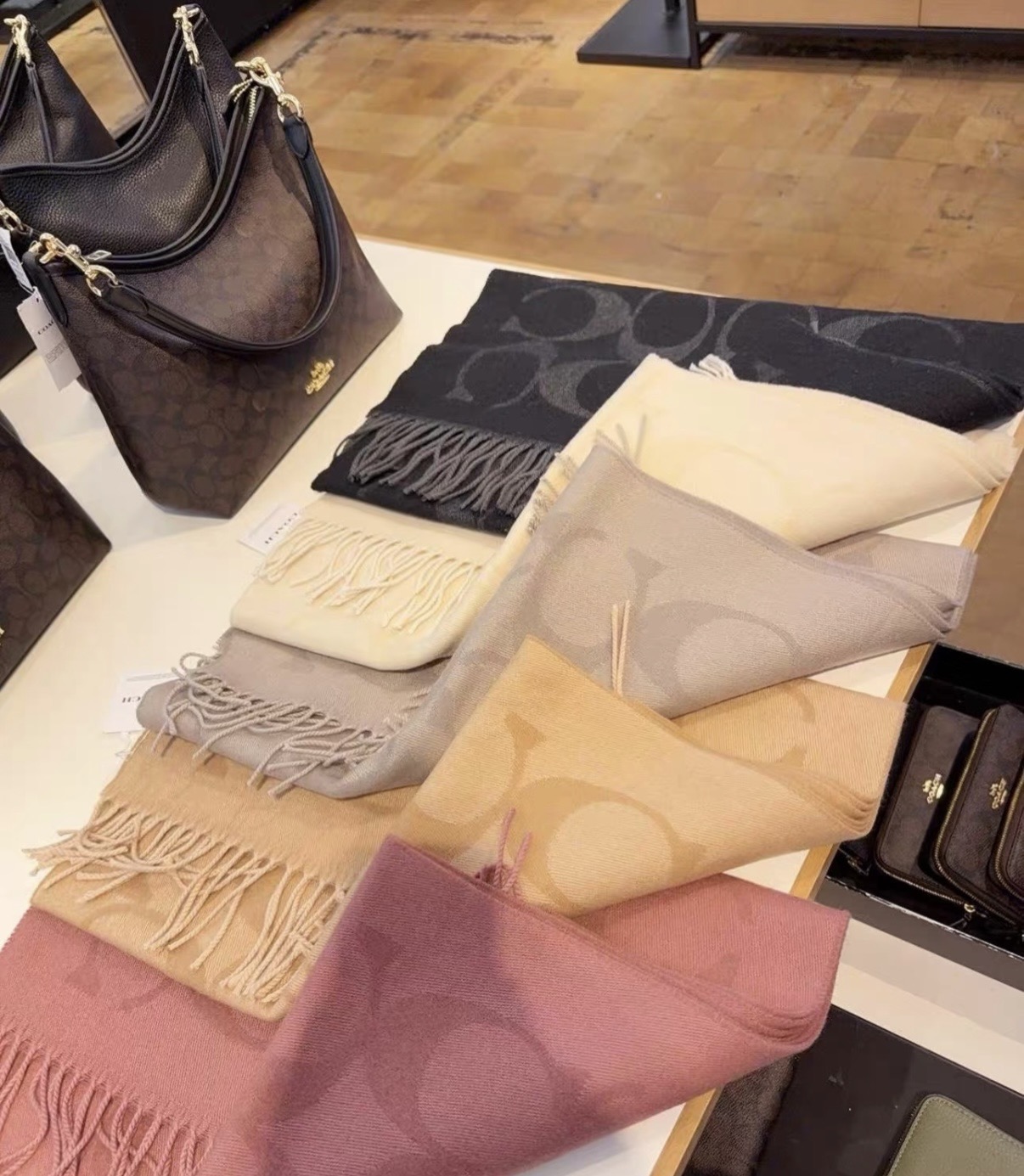 P蔻驰 新款到！Coach爆款！6色披肩也太好看了吧！不仅有颜值还有品质，手感超级软糯和舒服，尺寸195