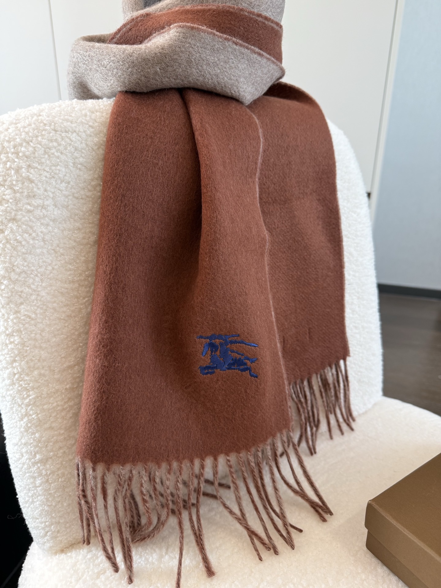 P🆕巴宝莉最新款 【难得一见的温柔配色，低调又不失优雅❗】重点推荐❗双面配色，一条围巾两种风格搭配，高级