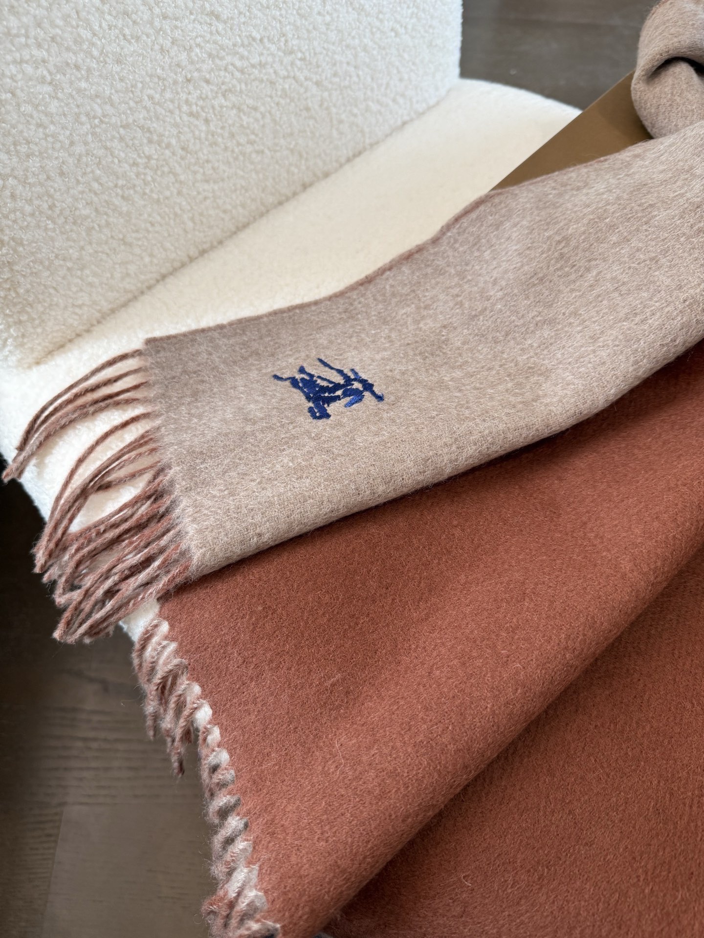 P🆕巴宝莉最新款 【难得一见的温柔配色，低调又不失优雅❗】重点推荐❗双面配色，一条围巾两种风格搭配，高级