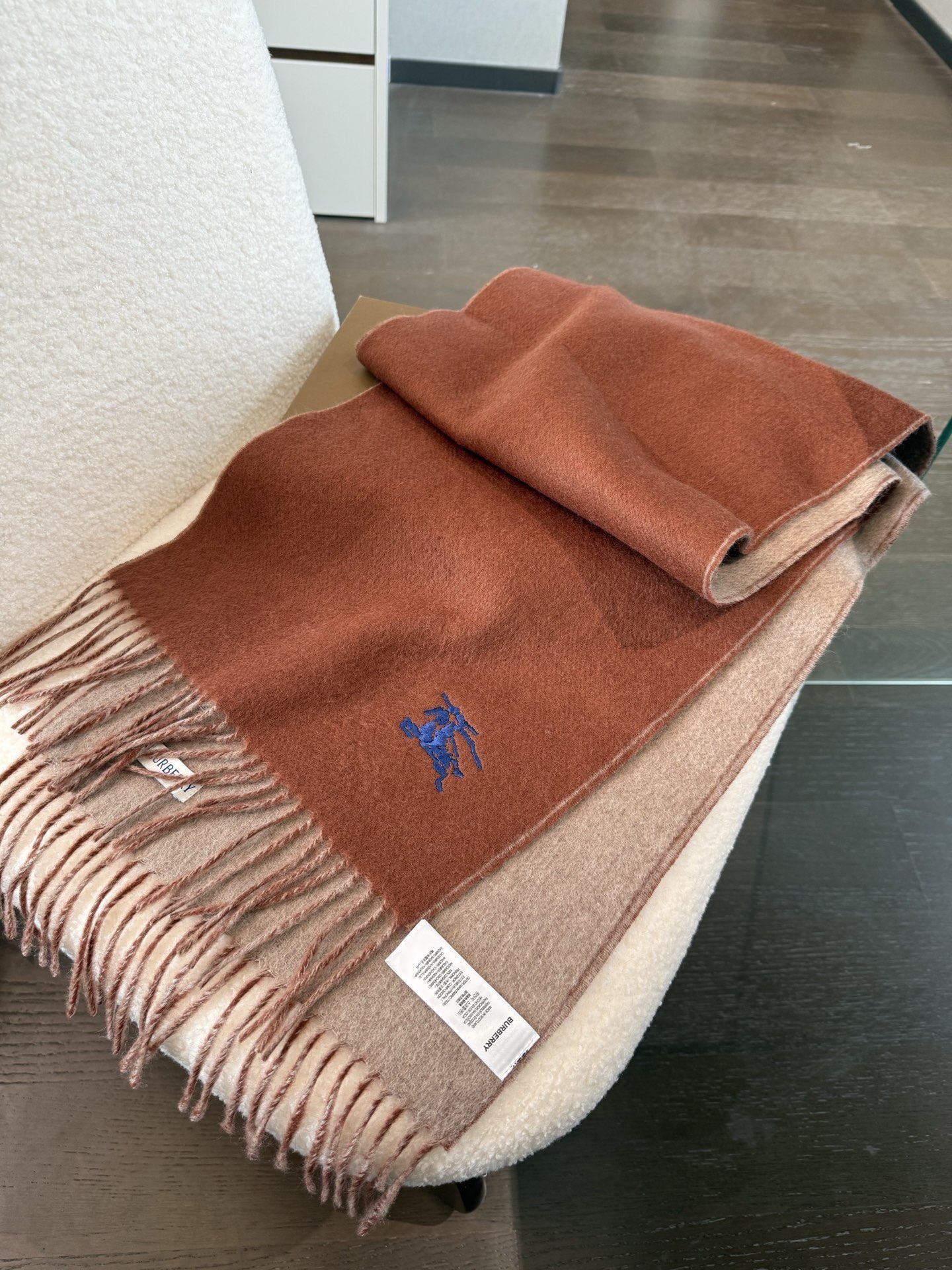 P🆕巴宝莉最新款 【难得一见的温柔配色，低调又不失优雅❗】重点推荐❗双面配色，一条围巾两种风格搭配，高级