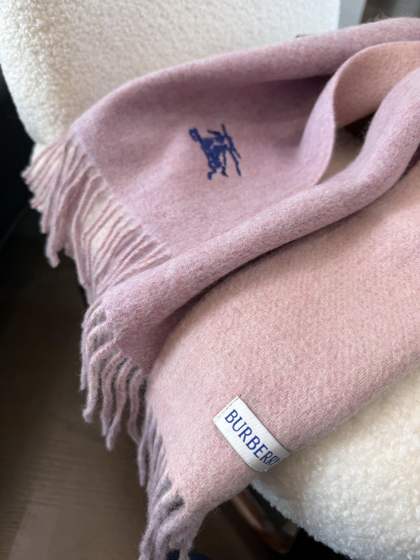 P🆕巴宝莉最新款 【难得一见的温柔配色，低调又不失优雅❗】重点推荐❗双面配色，一条围巾两种风格搭配，高级