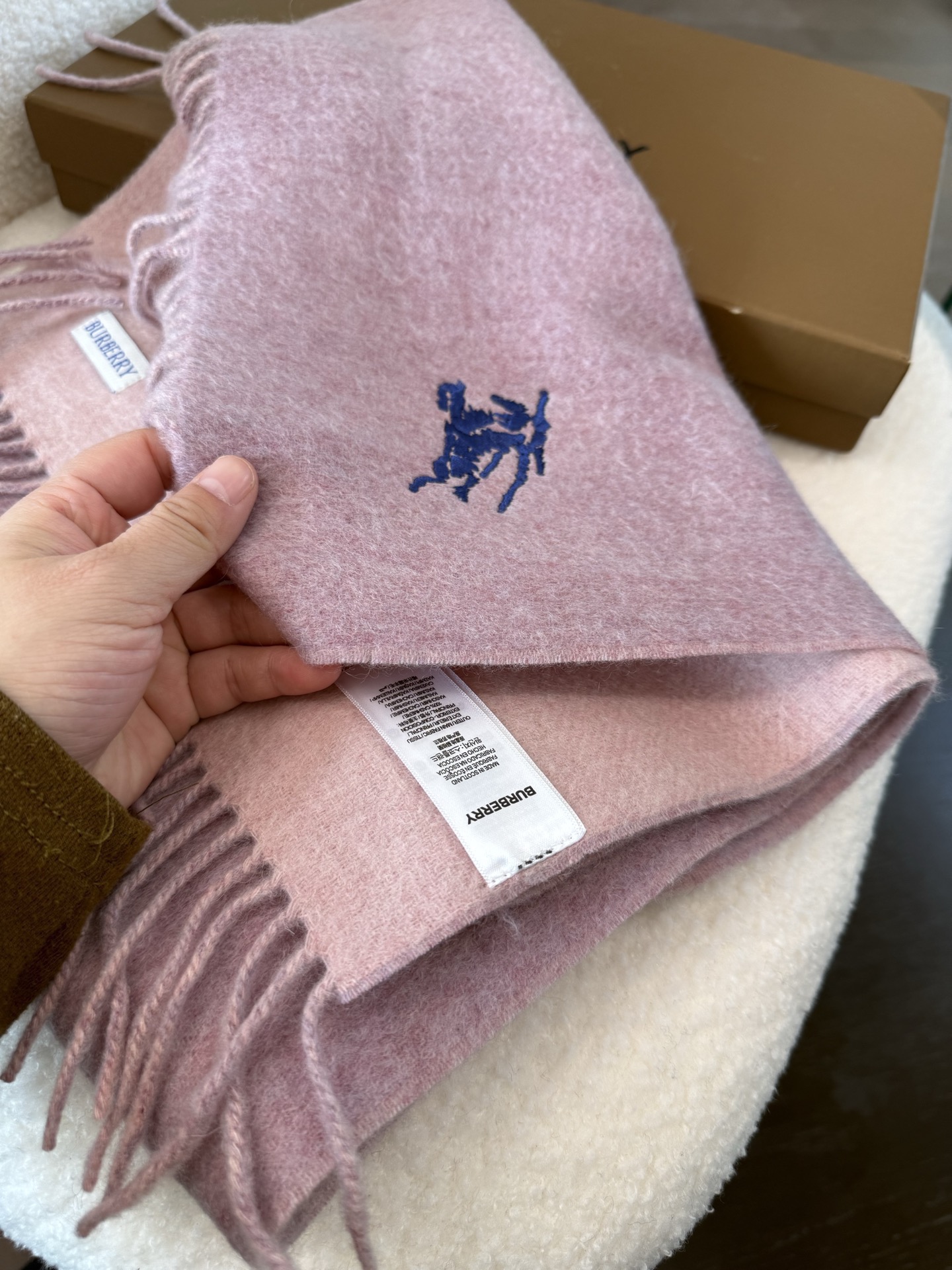 P🆕巴宝莉最新款 【难得一见的温柔配色，低调又不失优雅❗】重点推荐❗双面配色，一条围巾两种风格搭配，高级