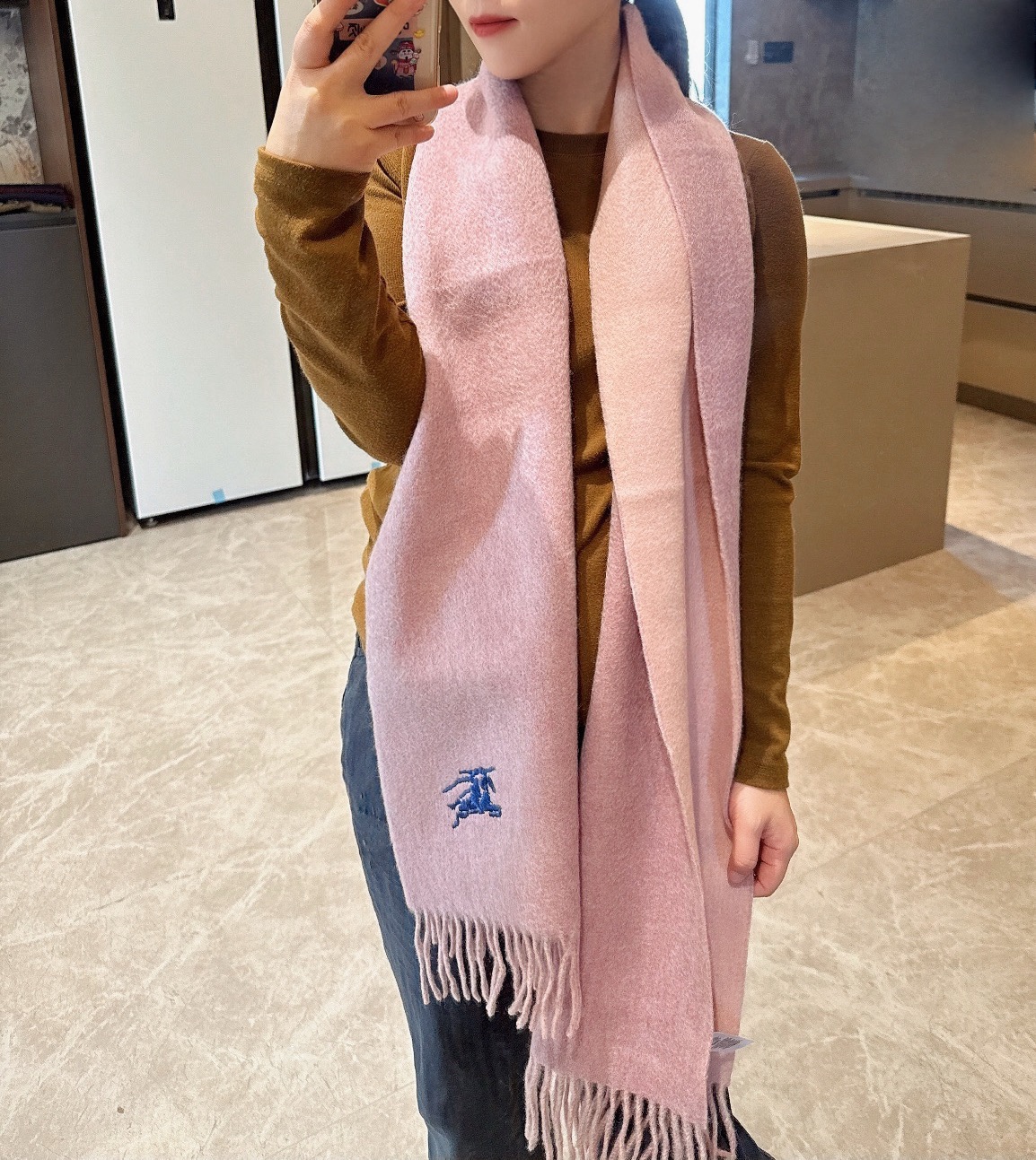 P🆕巴宝莉最新款 【难得一见的温柔配色，低调又不失优雅❗】重点推荐❗双面配色，一条围巾两种风格搭配，高级
