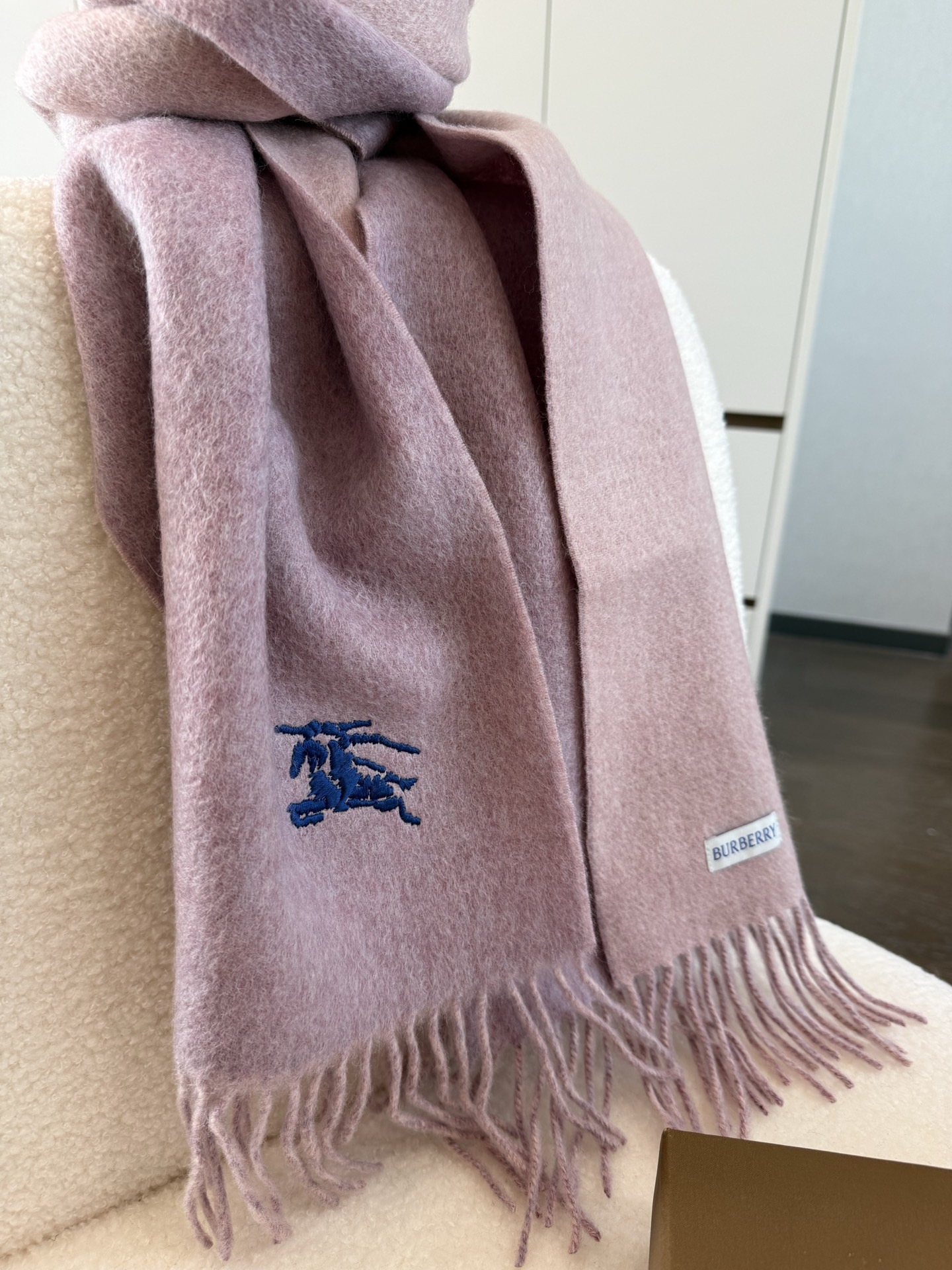 P🆕巴宝莉最新款 【难得一见的温柔配色，低调又不失优雅❗】重点推荐❗双面配色，一条围巾两种风格搭配，高级