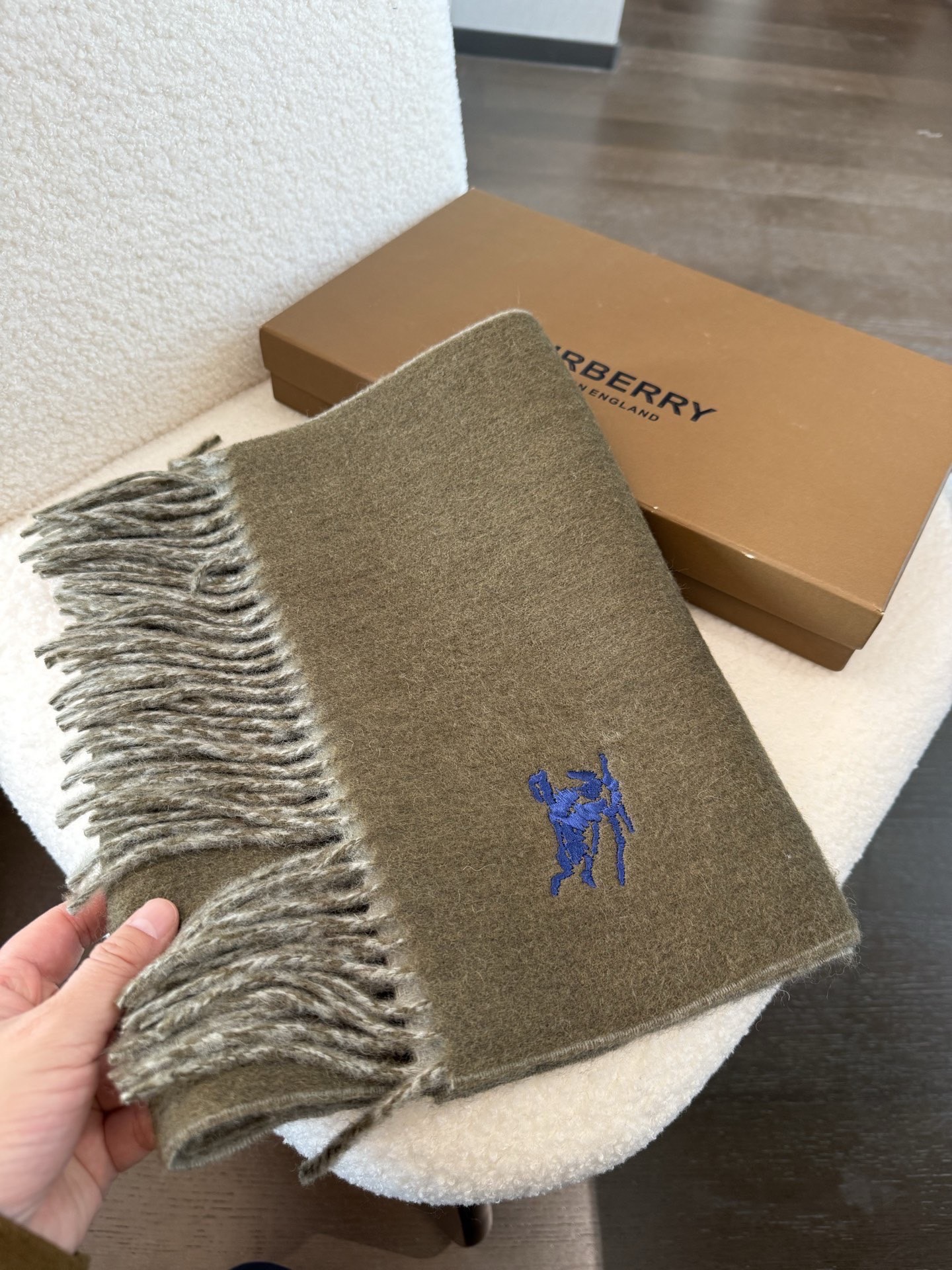 P🆕巴宝莉最新款 【难得一见的温柔配色，低调又不失优雅❗】重点推荐❗双面配色，一条围巾两种风格搭配，高级