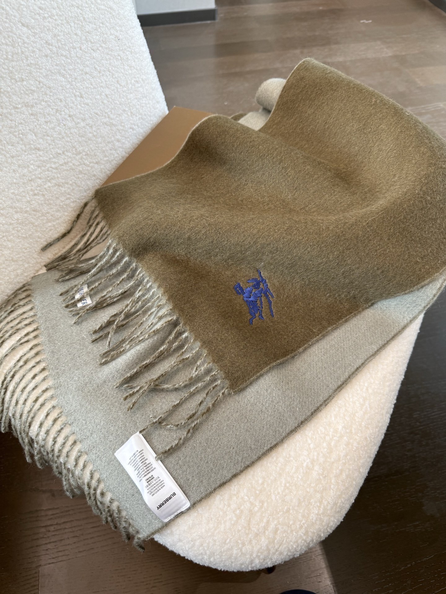 P🆕巴宝莉最新款 【难得一见的温柔配色，低调又不失优雅❗】重点推荐❗双面配色，一条围巾两种风格搭配，高级