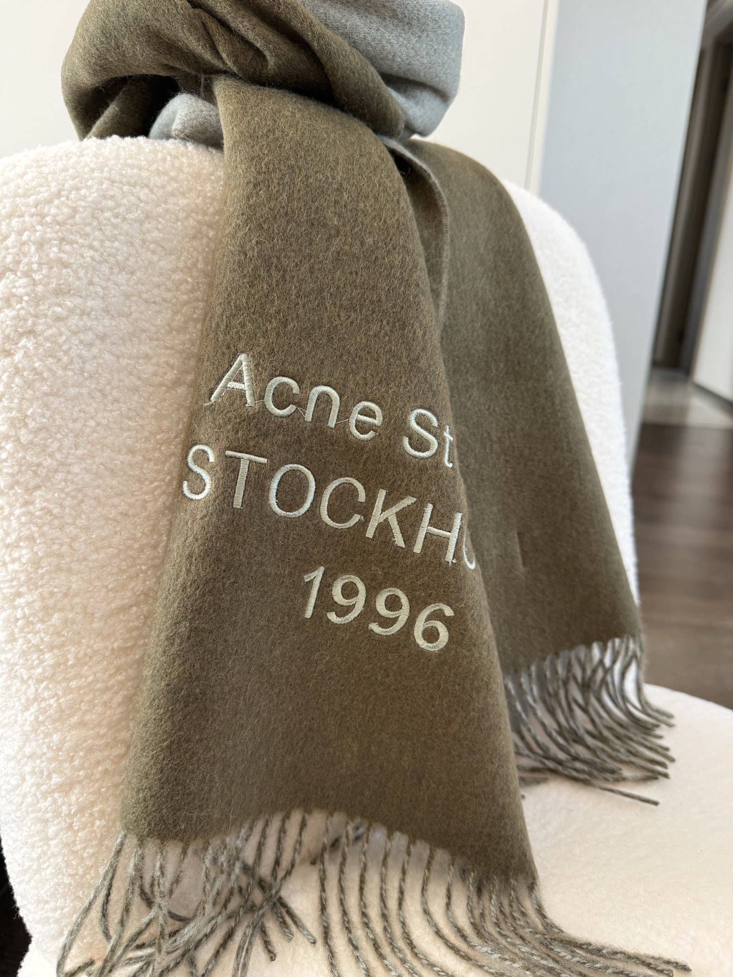 P🆕acne最新款 【难得一见的温柔配色，低调又不失优雅❗】重点推荐❗双面配色，一条围巾两种风格搭配，高