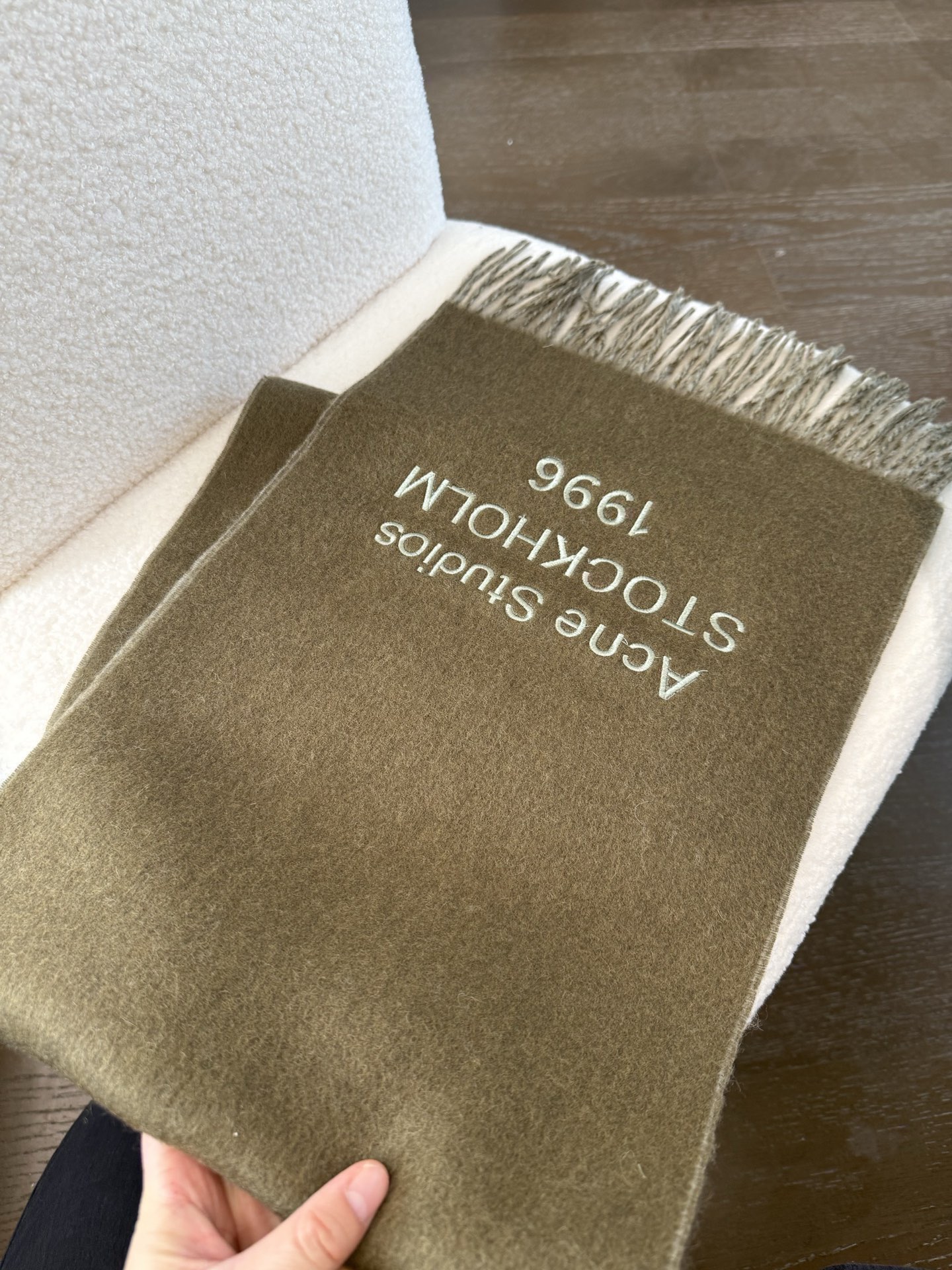 P🆕acne最新款 【难得一见的温柔配色，低调又不失优雅❗】重点推荐❗双面配色，一条围巾两种风格搭配，高