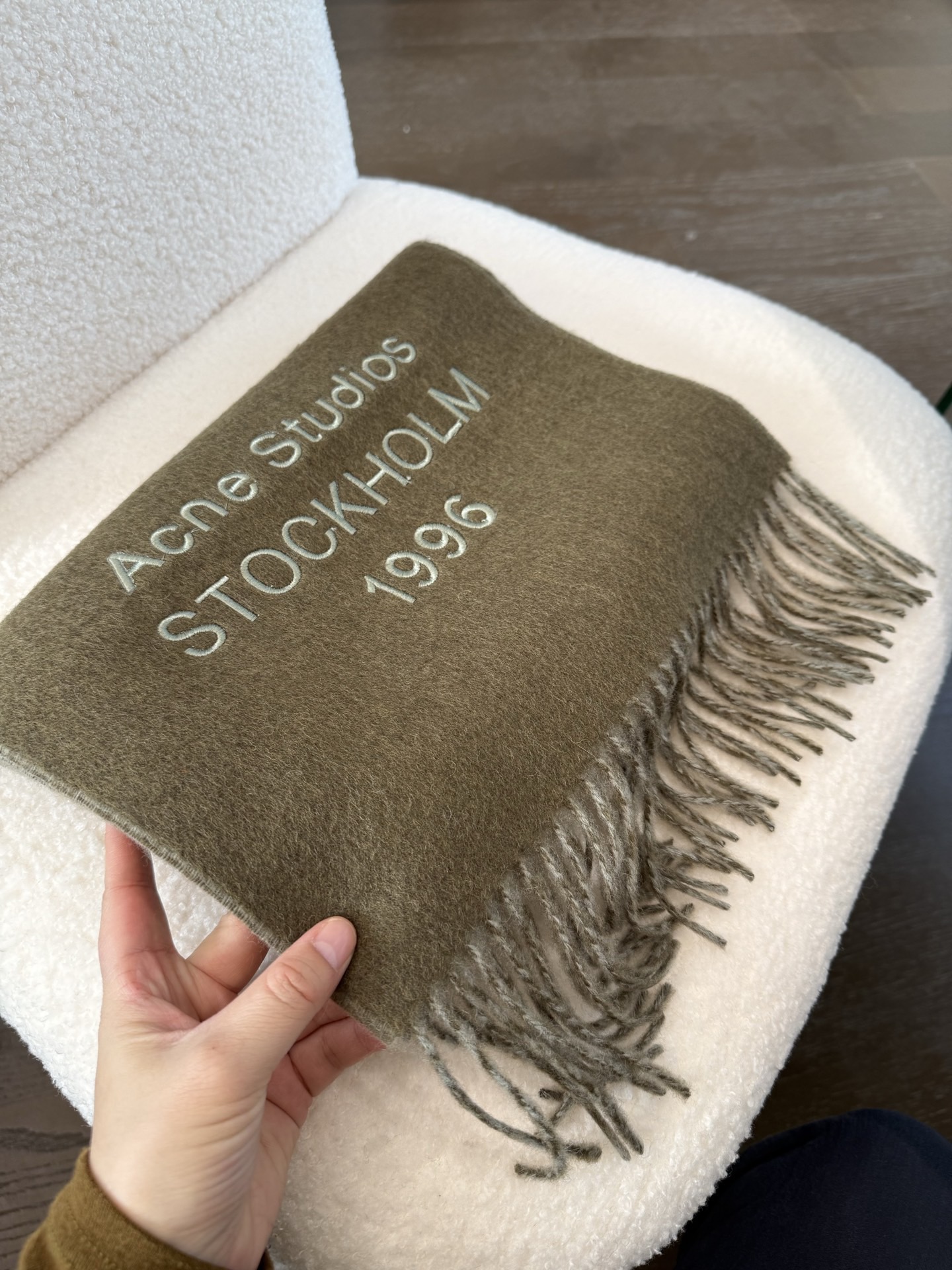 P🆕acne最新款 【难得一见的温柔配色，低调又不失优雅❗】重点推荐❗双面配色，一条围巾两种风格搭配，高