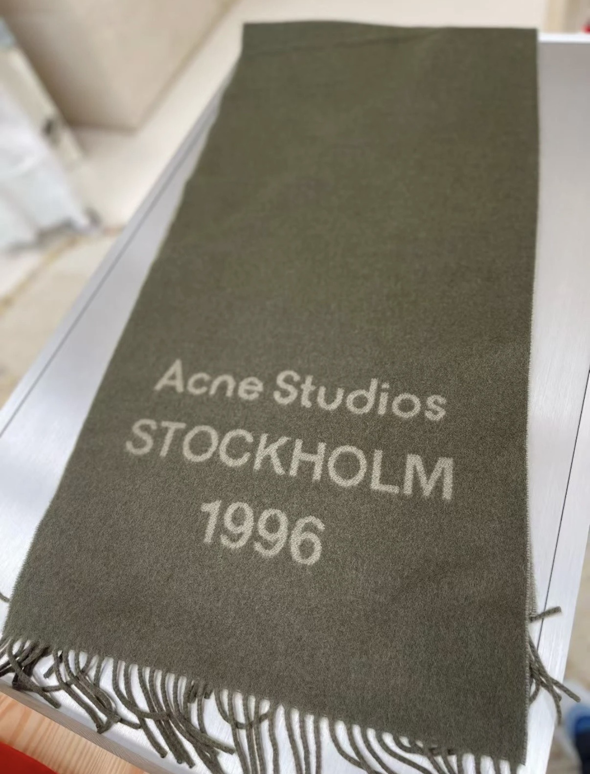 P🆕acne最新款 【难得一见的温柔配色，低调又不失优雅❗】重点推荐❗双面配色，一条围巾两种风格搭配，高