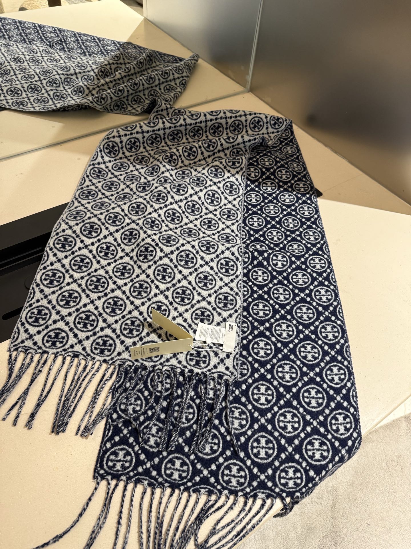 PTORY BURCH T MONOGRAM提花大号长围巾，秋冬必备时尚单品。👉双面设计，提花针织，两端