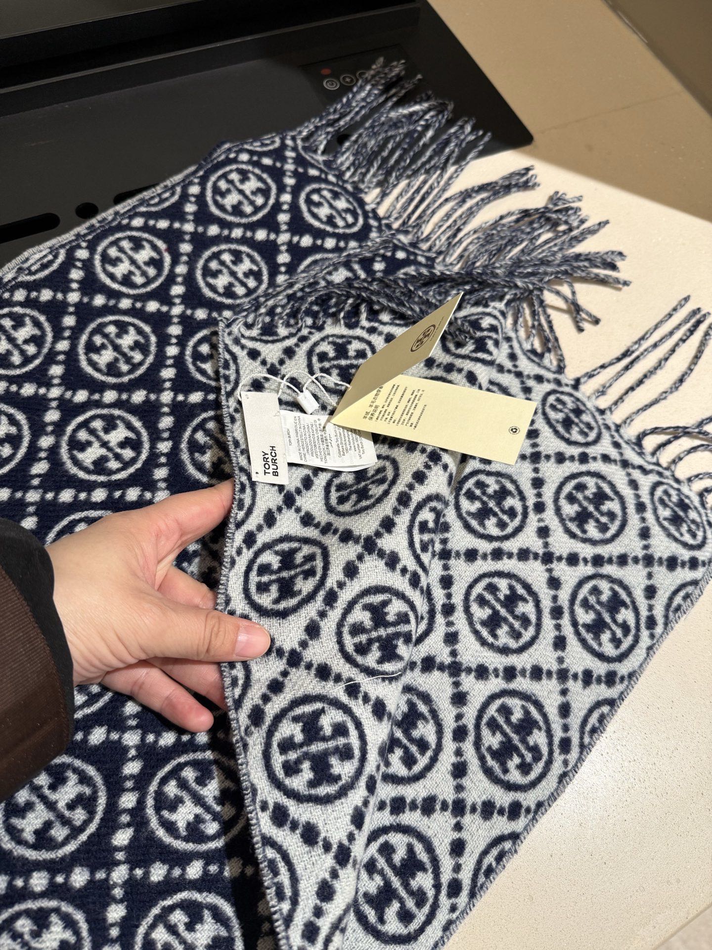 PTORY BURCH T MONOGRAM提花大号长围巾，秋冬必备时尚单品。👉双面设计，提花针织，两端