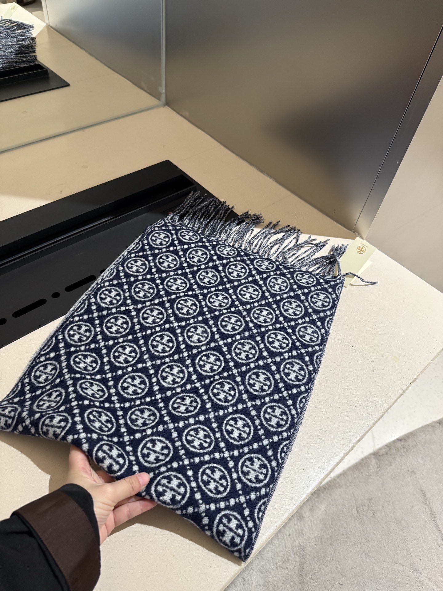 PTORY BURCH T MONOGRAM提花大号长围巾，秋冬必备时尚单品。👉双面设计，提花针织，两端