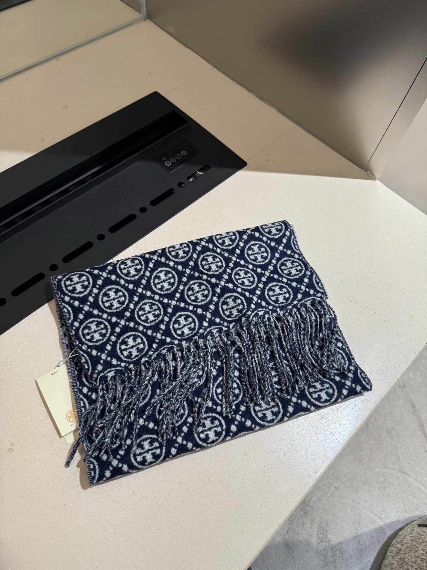 PTORY BURCH T MONOGRAM提花大号长围巾，秋冬必备时尚单品。👉双面设计，提花针织，两端