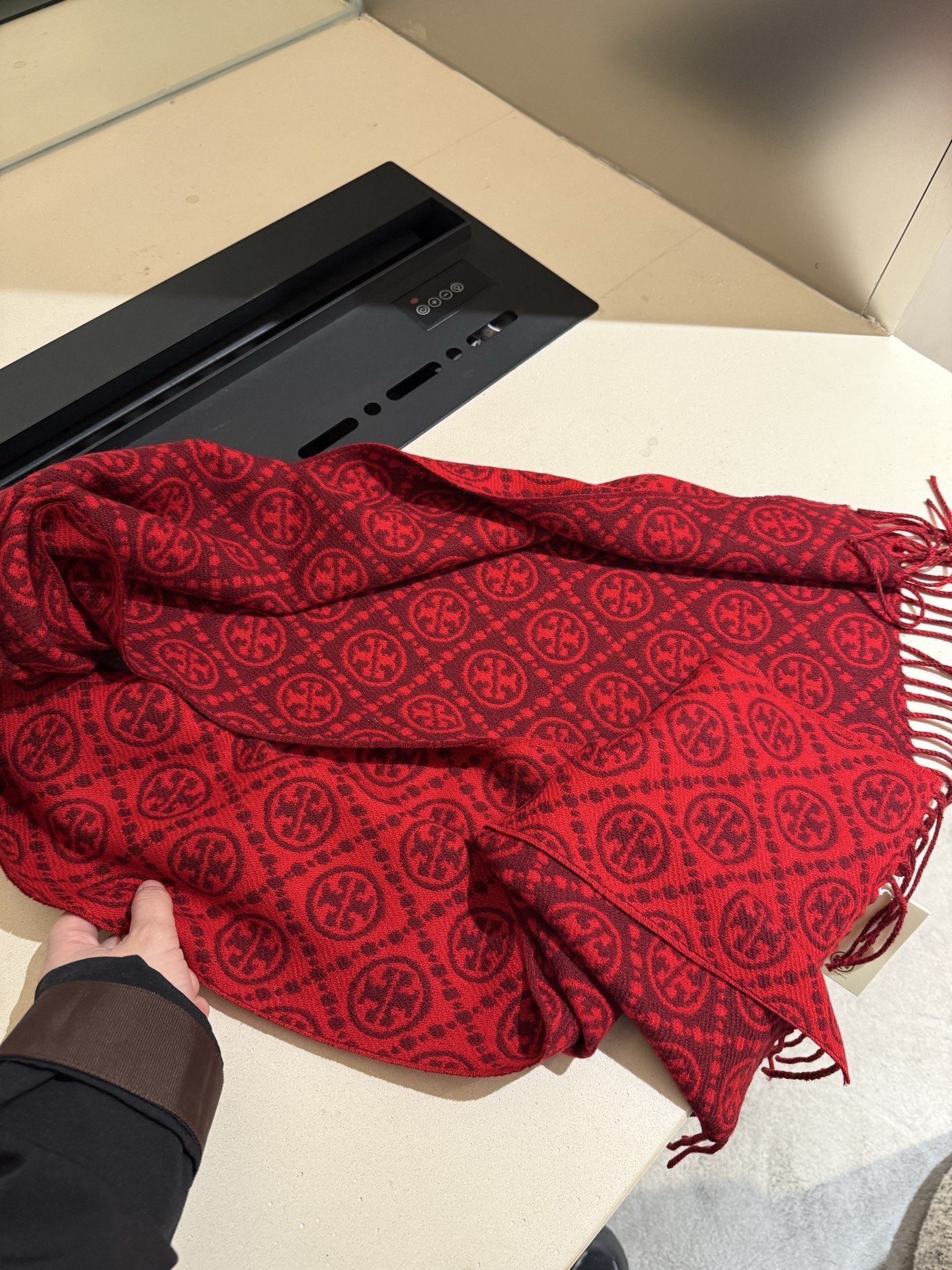 PTORY BURCH T MONOGRAM提花大号长围巾，秋冬必备时尚单品。👉双面设计，提花针织，两端