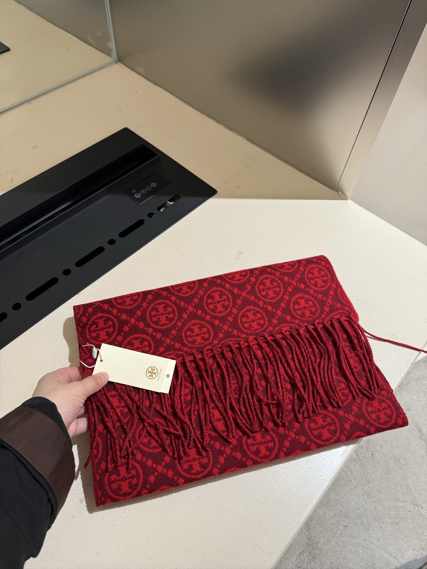 PTORY BURCH T MONOGRAM提花大号长围巾，秋冬必备时尚单品。👉双面设计，提花针织，两端