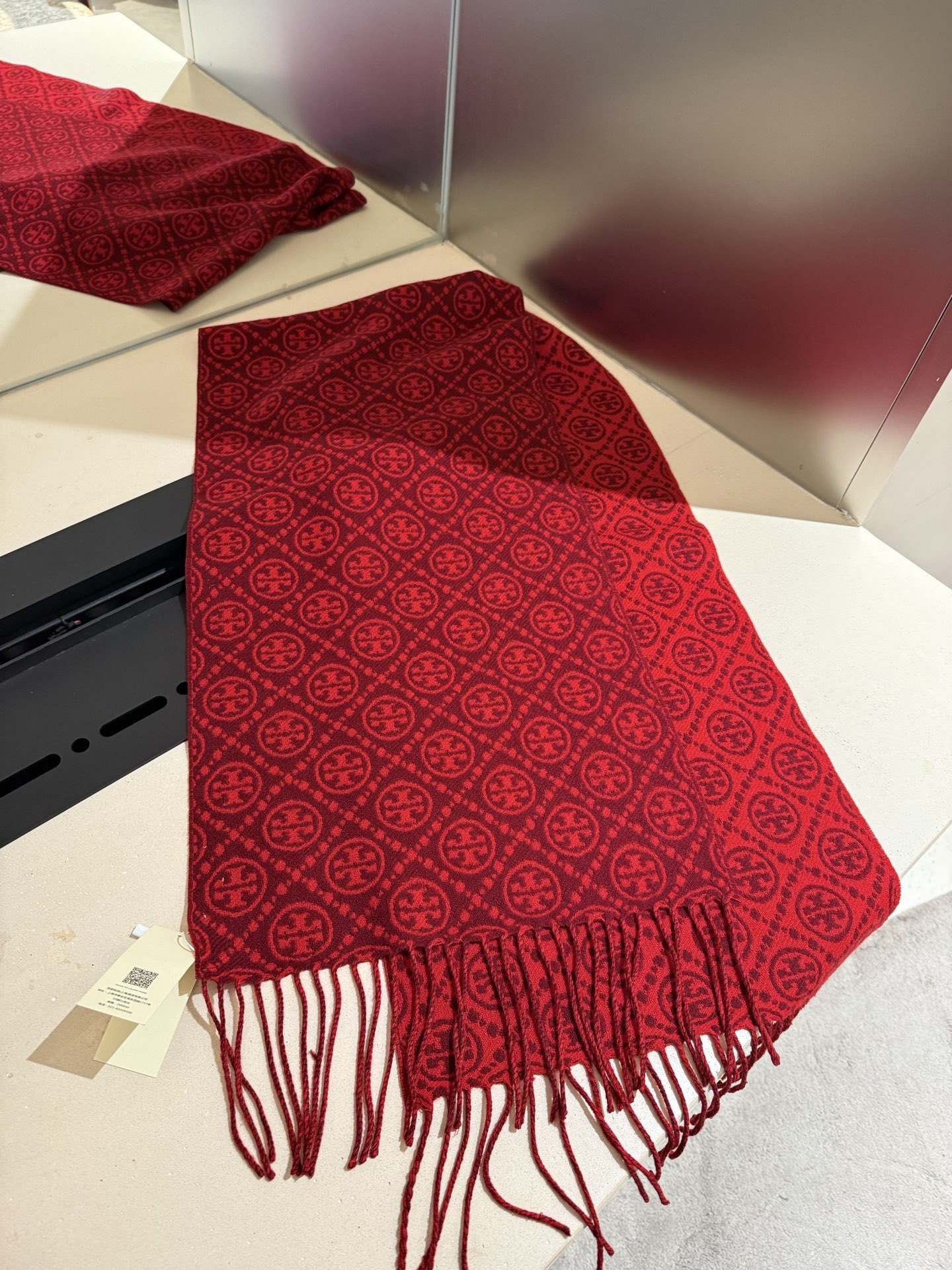 PTORY BURCH T MONOGRAM提花大号长围巾，秋冬必备时尚单品。👉双面设计，提花针织，两端