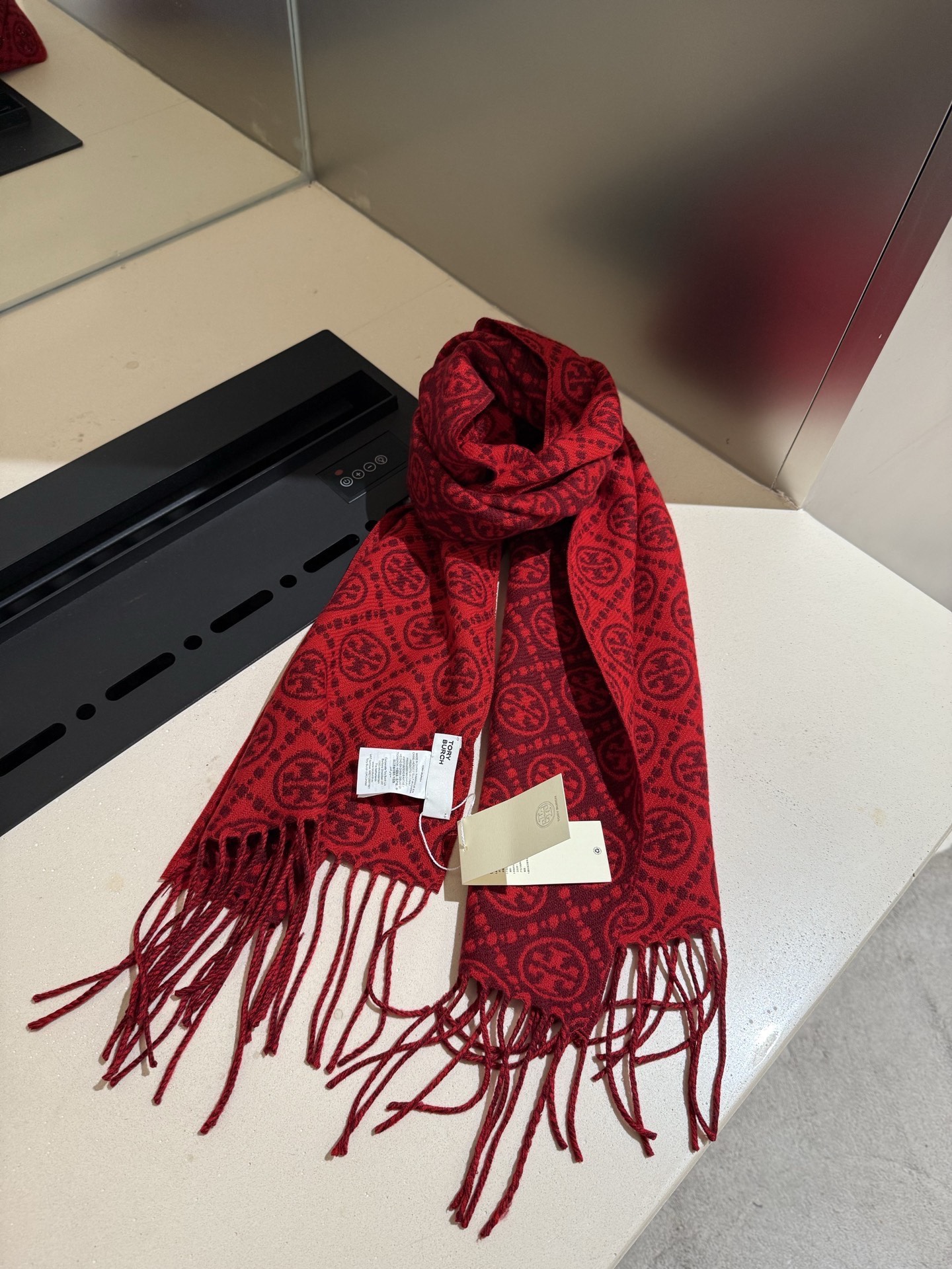 PTORY BURCH T MONOGRAM提花大号长围巾，秋冬必备时尚单品。👉双面设计，提花针织，两端