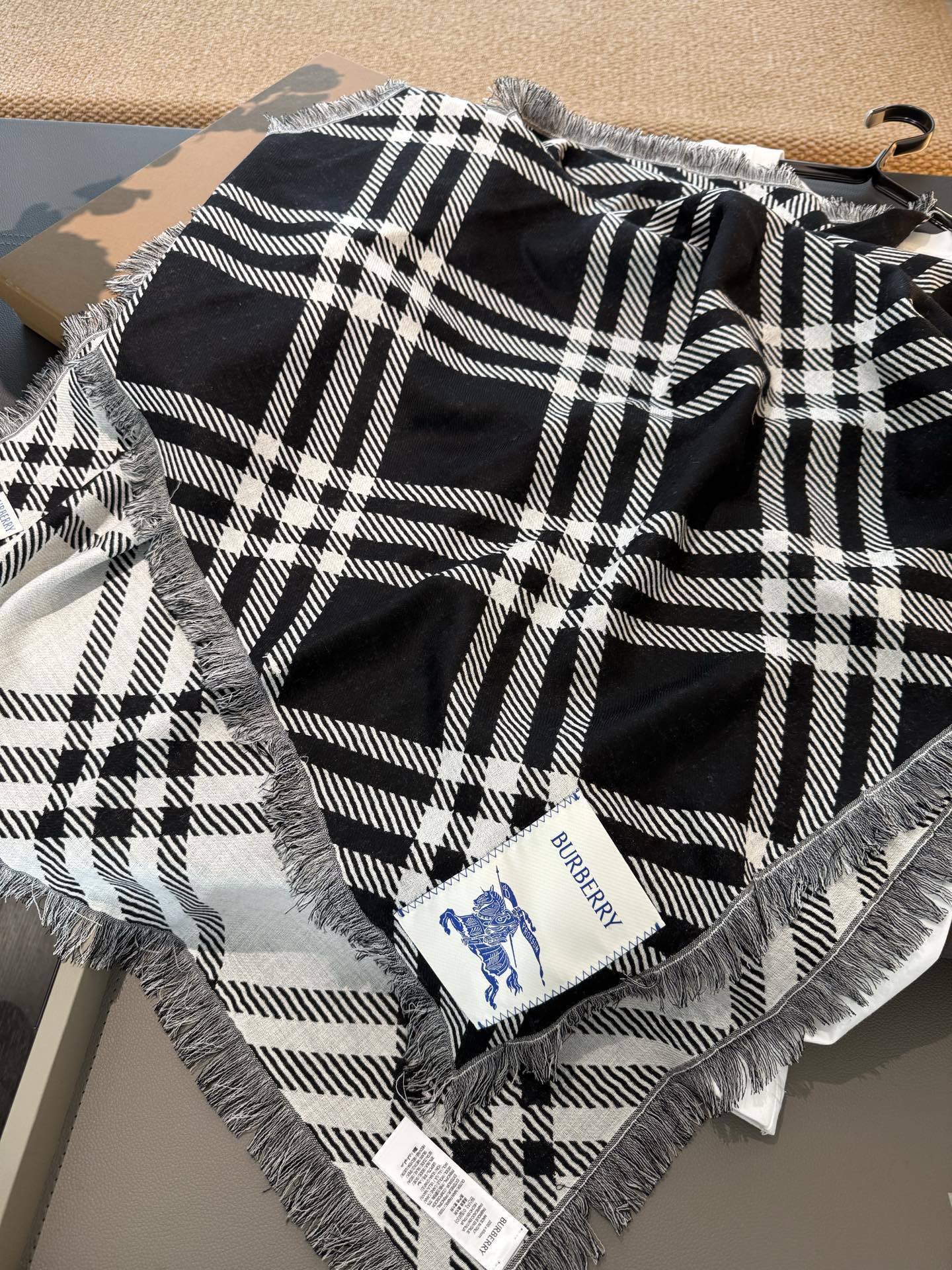 P𝐁𝐔𝐑𝐁𝐄𝐑𝐑𝐘 • 𝟐𝟓ꫛꫀꪝ《骑士格纹长巾》张婧仪同款，原单品质！Size：200x65cm 70