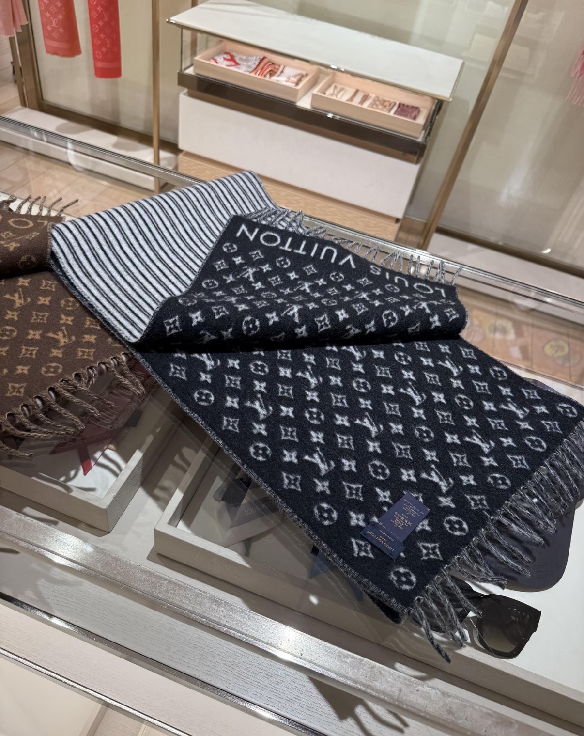 P【新款献礼】🎉Louis Vuitton 渠道独家特供大驴专柜款限定系列羊绒围巾，一面条纹一面老花,经