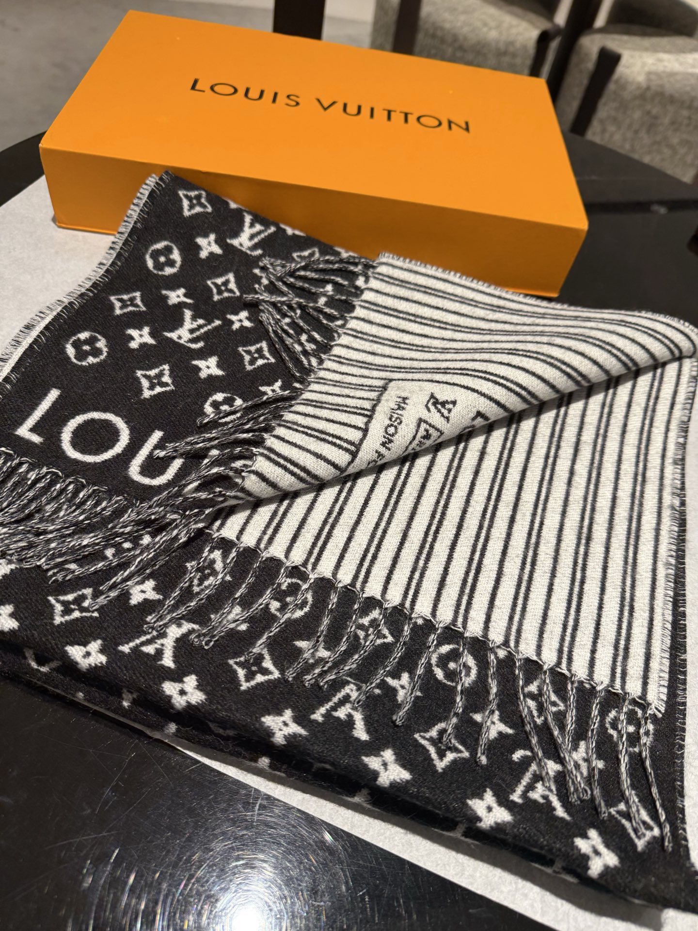 P【新款献礼】🎉Louis Vuitton 渠道独家特供大驴专柜款限定系列羊绒围巾，一面条纹一面老花,经