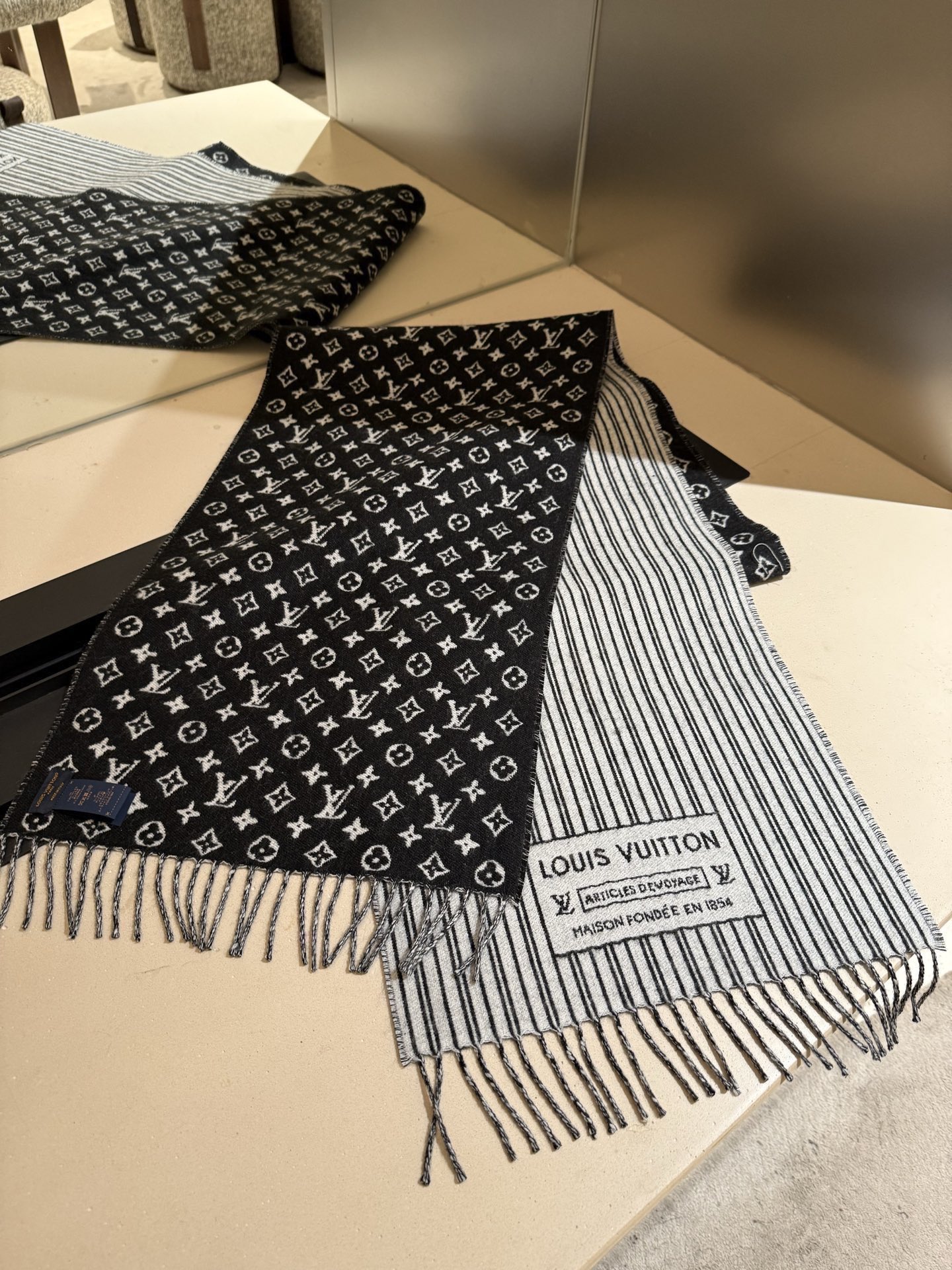 P【新款献礼】🎉Louis Vuitton 渠道独家特供大驴专柜款限定系列羊绒围巾，一面条纹一面老花,经