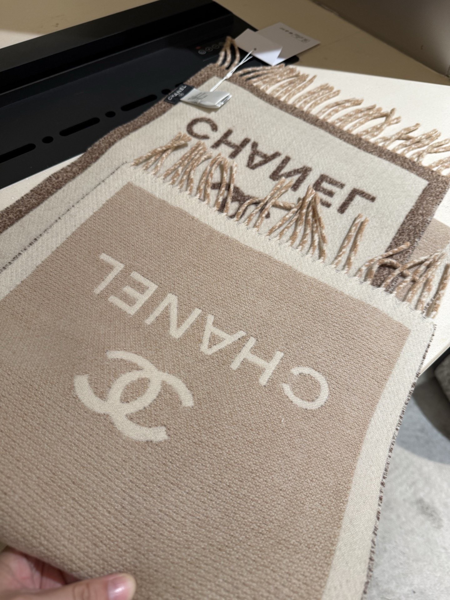 PC家。𝐂𝐇𝐀𝐍𝐄𝐋新《双面拼色提花》Size：184x34cm (不含流苏)目测是大爆款！双面异色提花