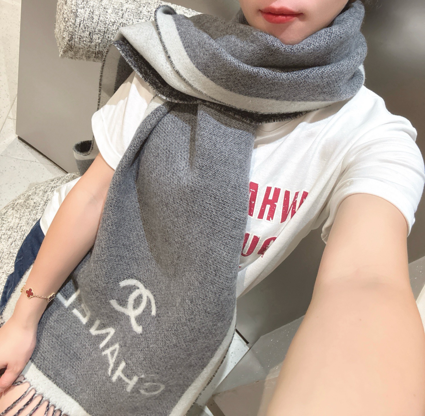 PC家。𝐂𝐇𝐀𝐍𝐄𝐋新《双面拼色提花》Size：184x34cm (不含流苏)目测是大爆款！双面异色提花