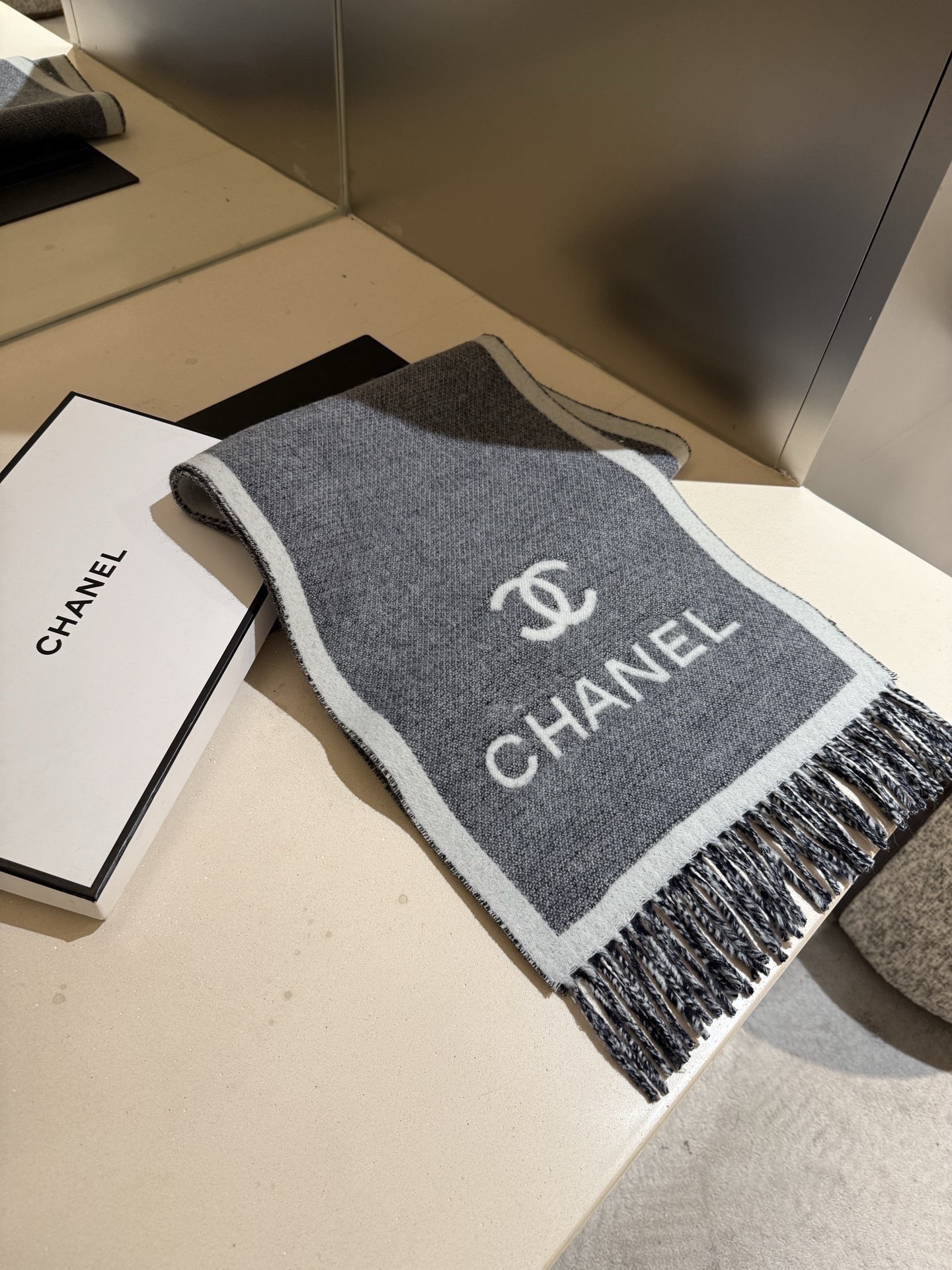 PC家。𝐂𝐇𝐀𝐍𝐄𝐋新《双面拼色提花》Size：184x34cm (不含流苏)目测是大爆款！双面异色提花