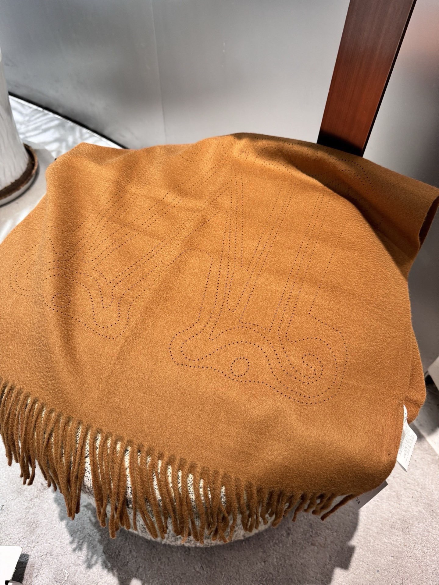 P极简围巾，Max最新版本一眼高级的羊绒羊毛混纺围巾🧣这个款式为什么不做纯绒版本，因为需要打孔的造型，纯