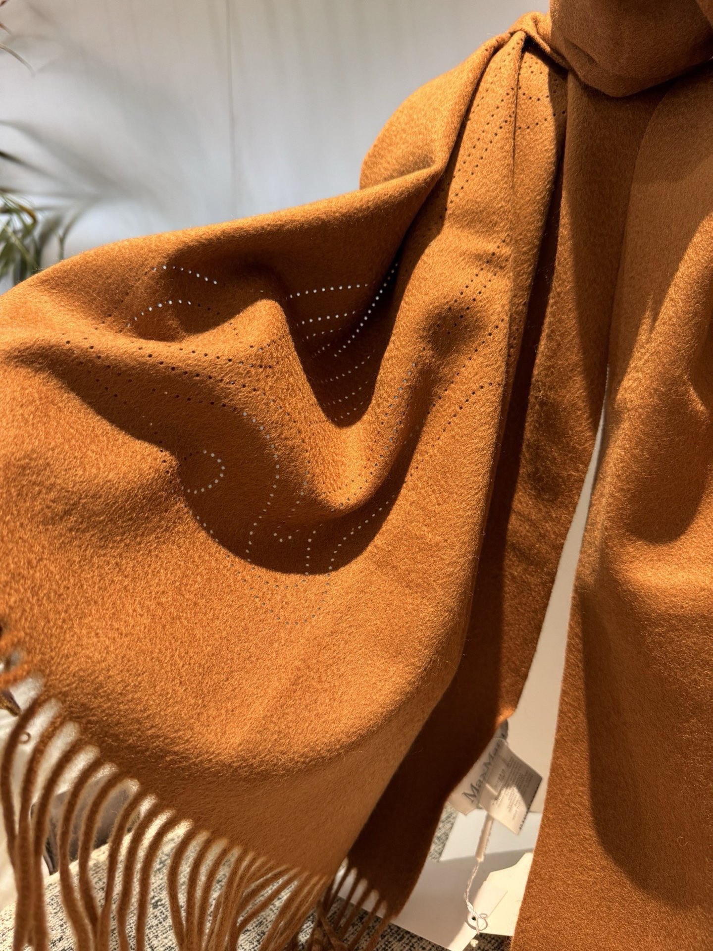 P极简围巾，Max最新版本一眼高级的羊绒羊毛混纺围巾🧣这个款式为什么不做纯绒版本，因为需要打孔的造型，纯