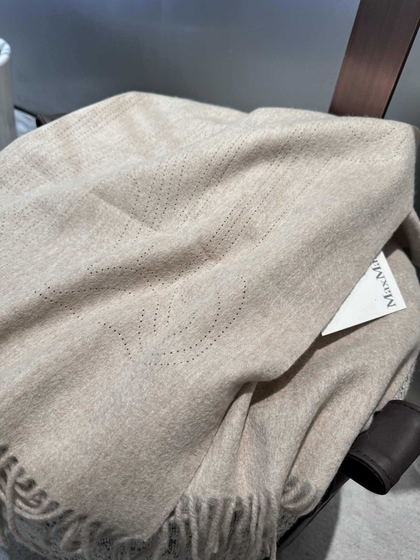 P极简围巾，Max最新版本一眼高级的羊绒羊毛混纺围巾🧣这个款式为什么不做纯绒版本，因为需要打孔的造型，纯