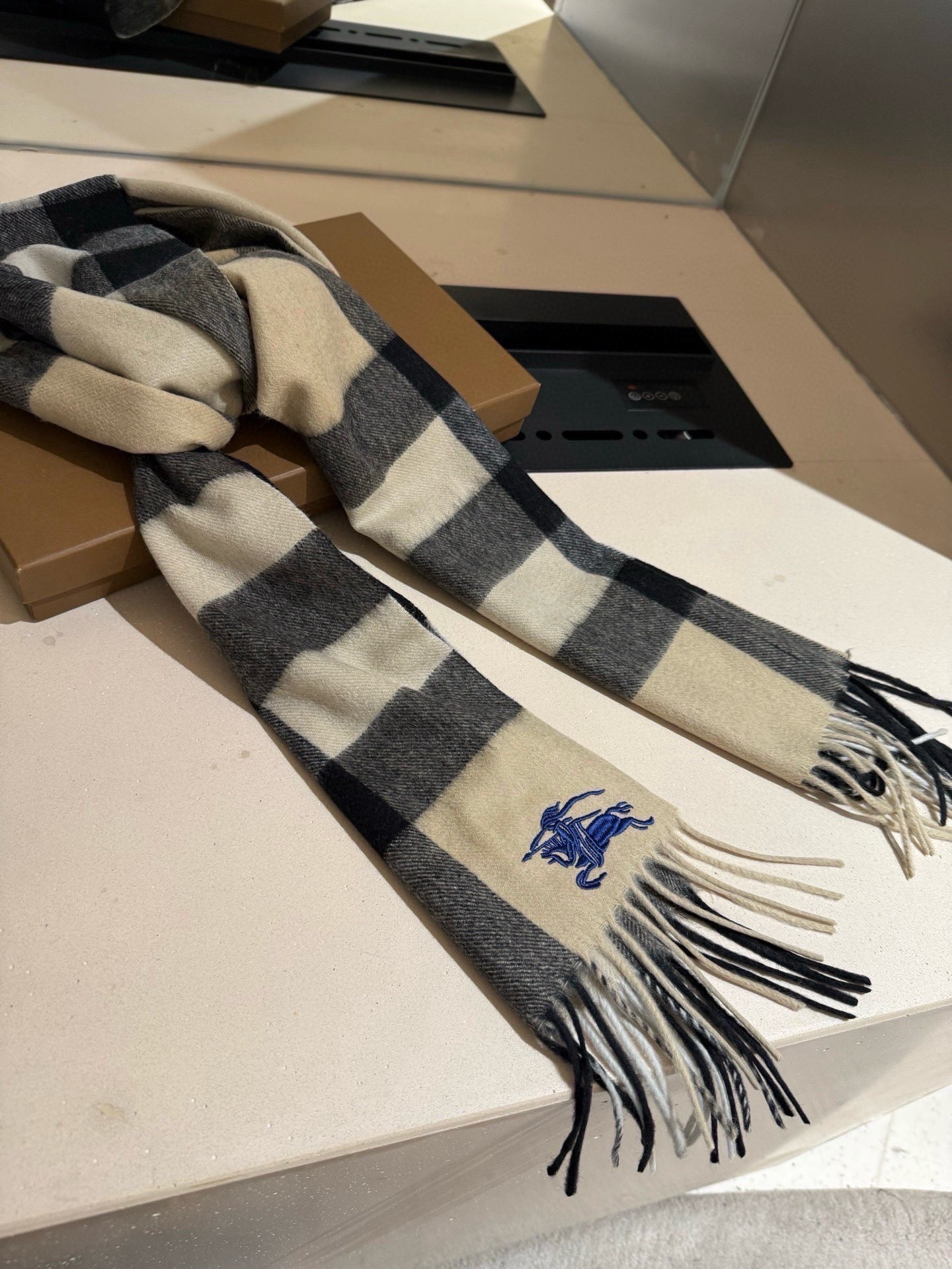 P巴宝莉【男女围巾】怒赞自留，难得的高端男款！家属福利！巴宝莉非常正的男士围巾~面料大爱，非常柔软细腻舒