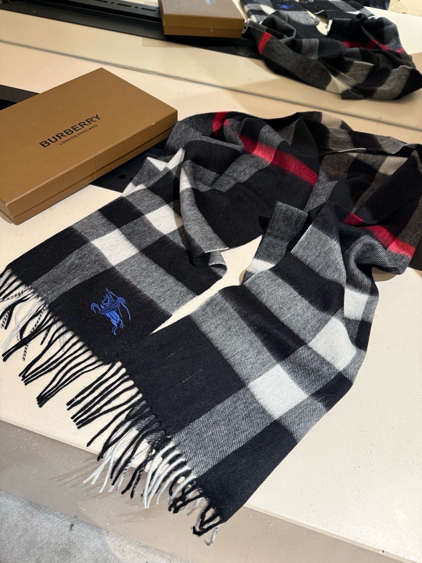 P巴宝莉【男女围巾】怒赞自留，难得的高端男款！家属福利！巴宝莉非常正的男士围巾~面料大爱，非常柔软细腻舒