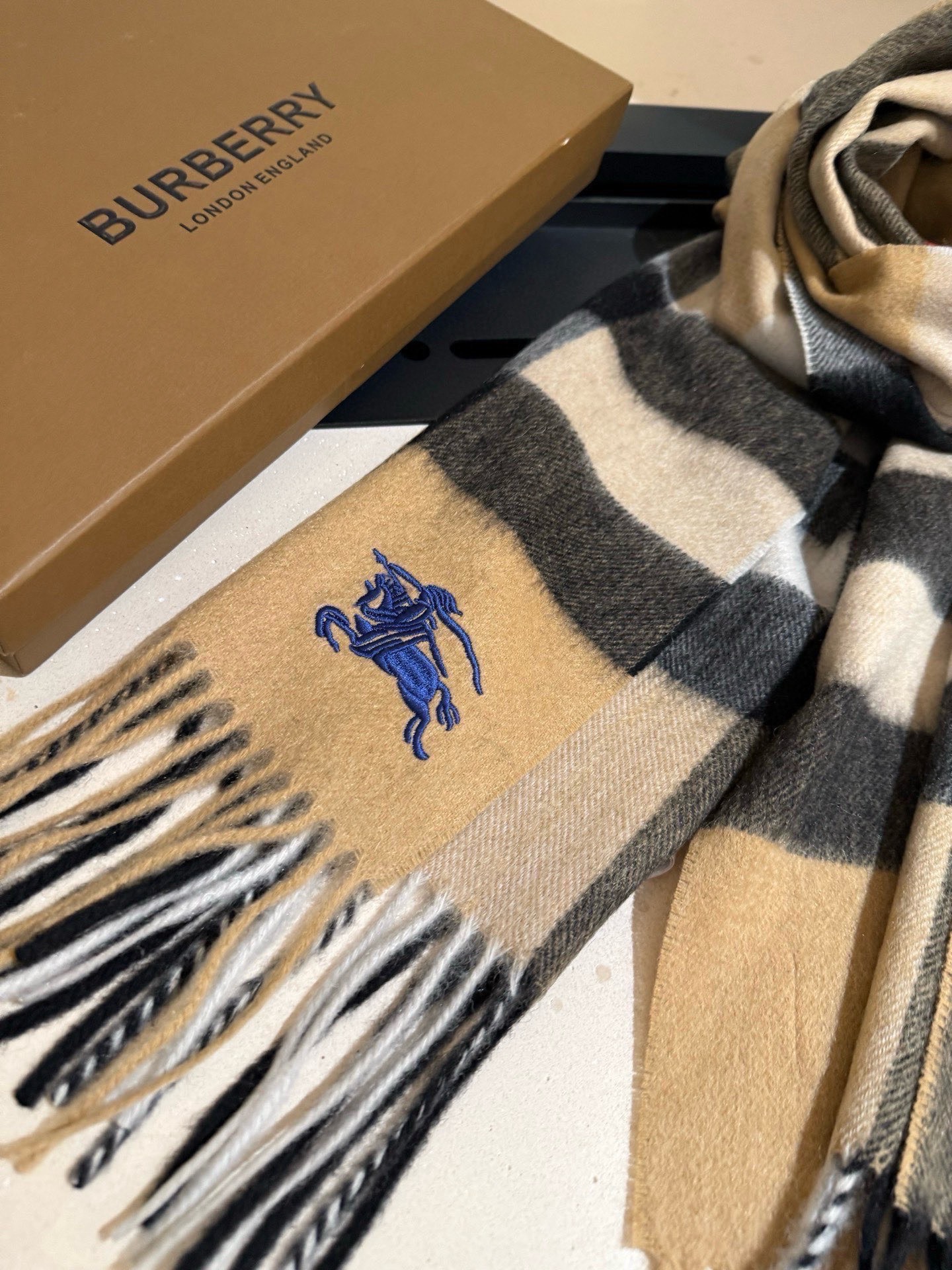 P巴宝莉【男女围巾】怒赞自留，难得的高端男款！家属福利！巴宝莉非常正的男士围巾~面料大爱，非常柔软细腻舒