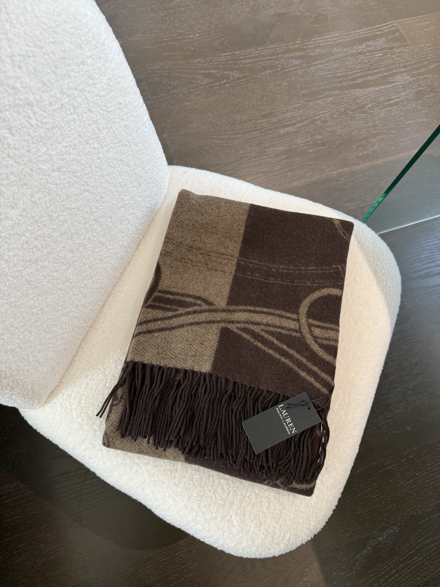 P拉夫劳伦披肩上新啦😎一穿上老钱味就来了，还得是我们小拉#披肩#ralPhlauren，已经准备好在秋天