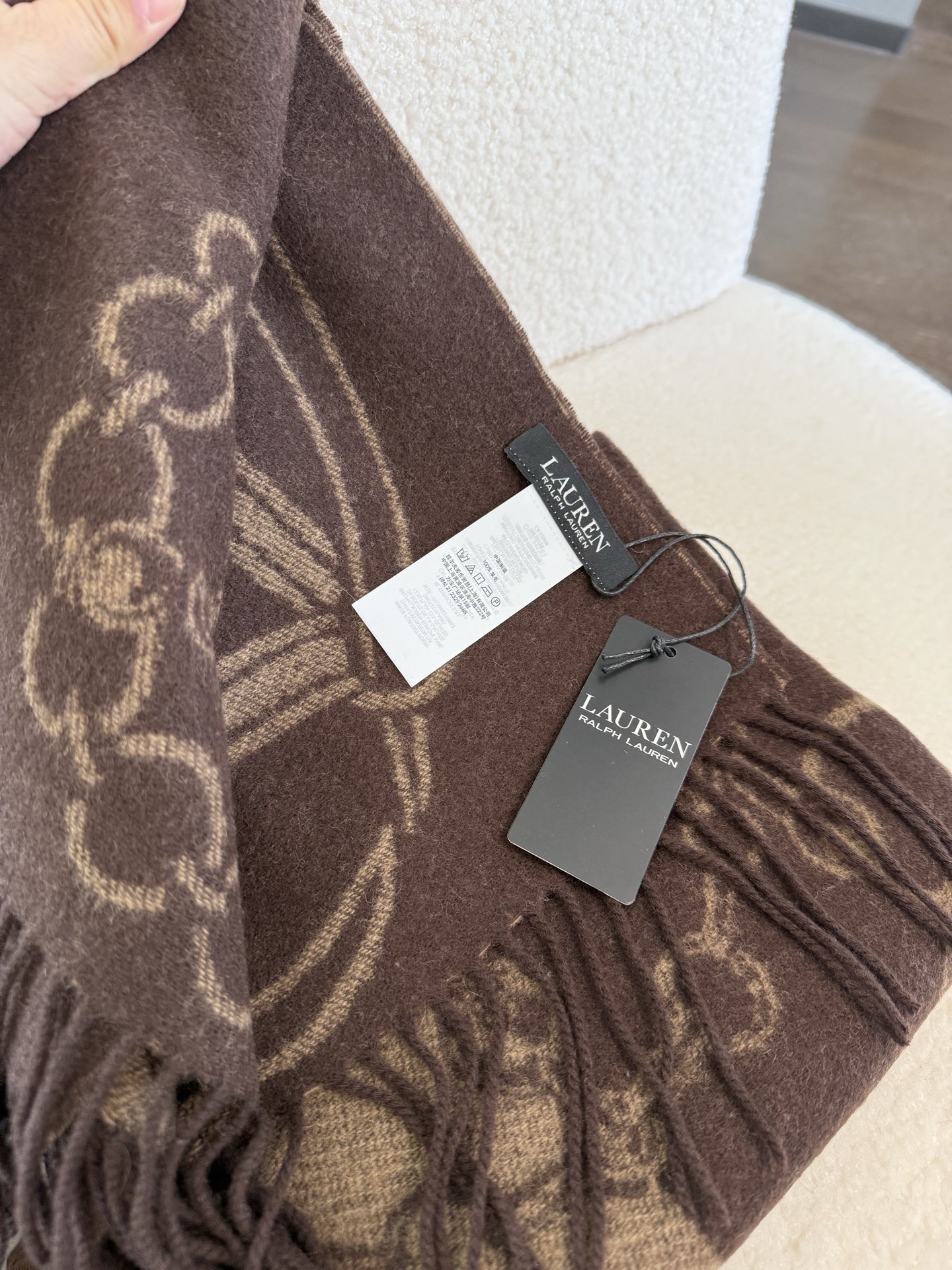 P拉夫劳伦披肩上新啦😎一穿上老钱味就来了，还得是我们小拉#披肩#ralPhlauren，已经准备好在秋天