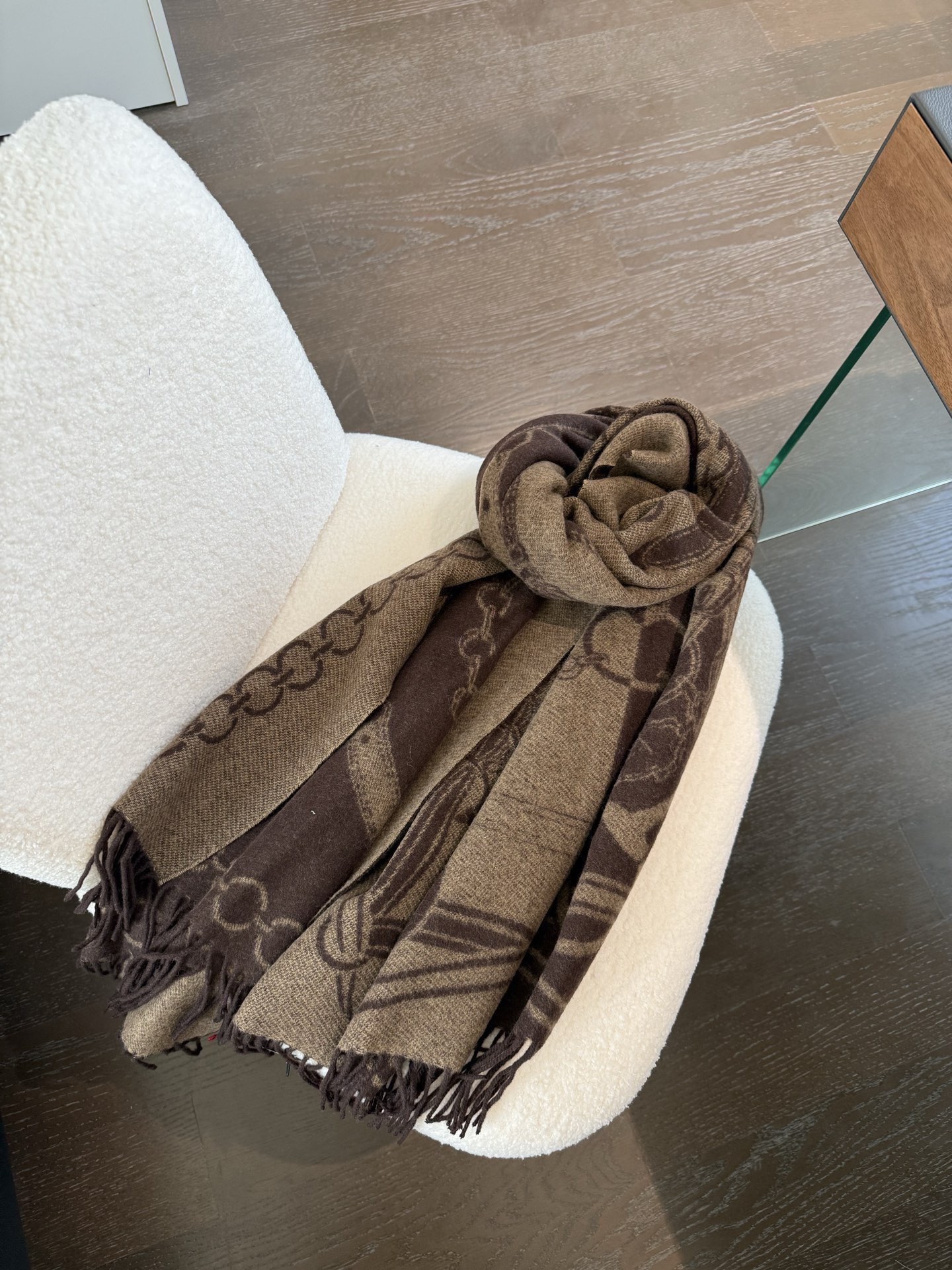 P拉夫劳伦披肩上新啦😎一穿上老钱味就来了，还得是我们小拉#披肩#ralPhlauren，已经准备好在秋天