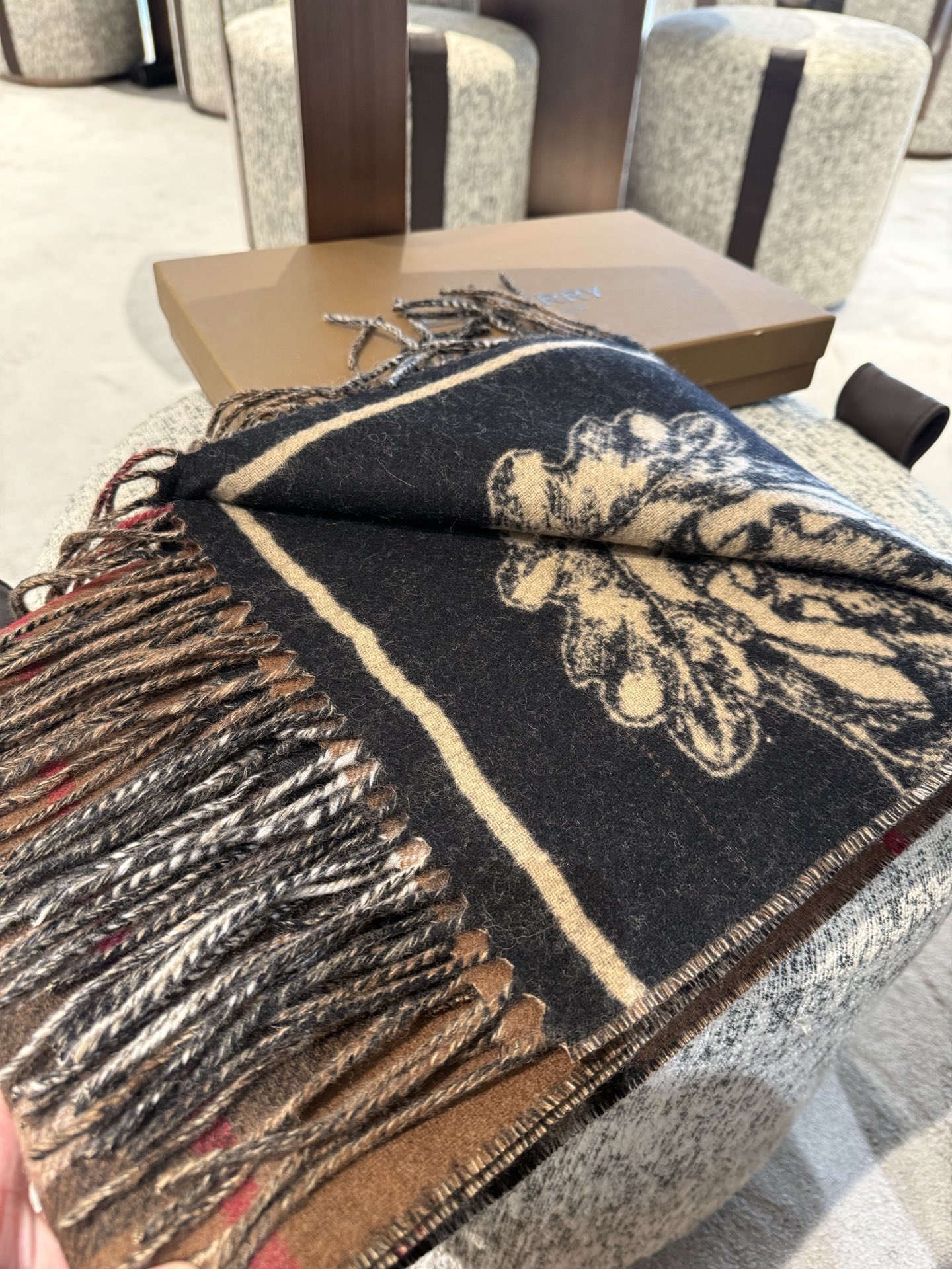 PBurberry 匠心巨作。· 经典大格双面提花羊绒围巾👍完全等于2条围巾‼️品牌首席创意总监Ricc