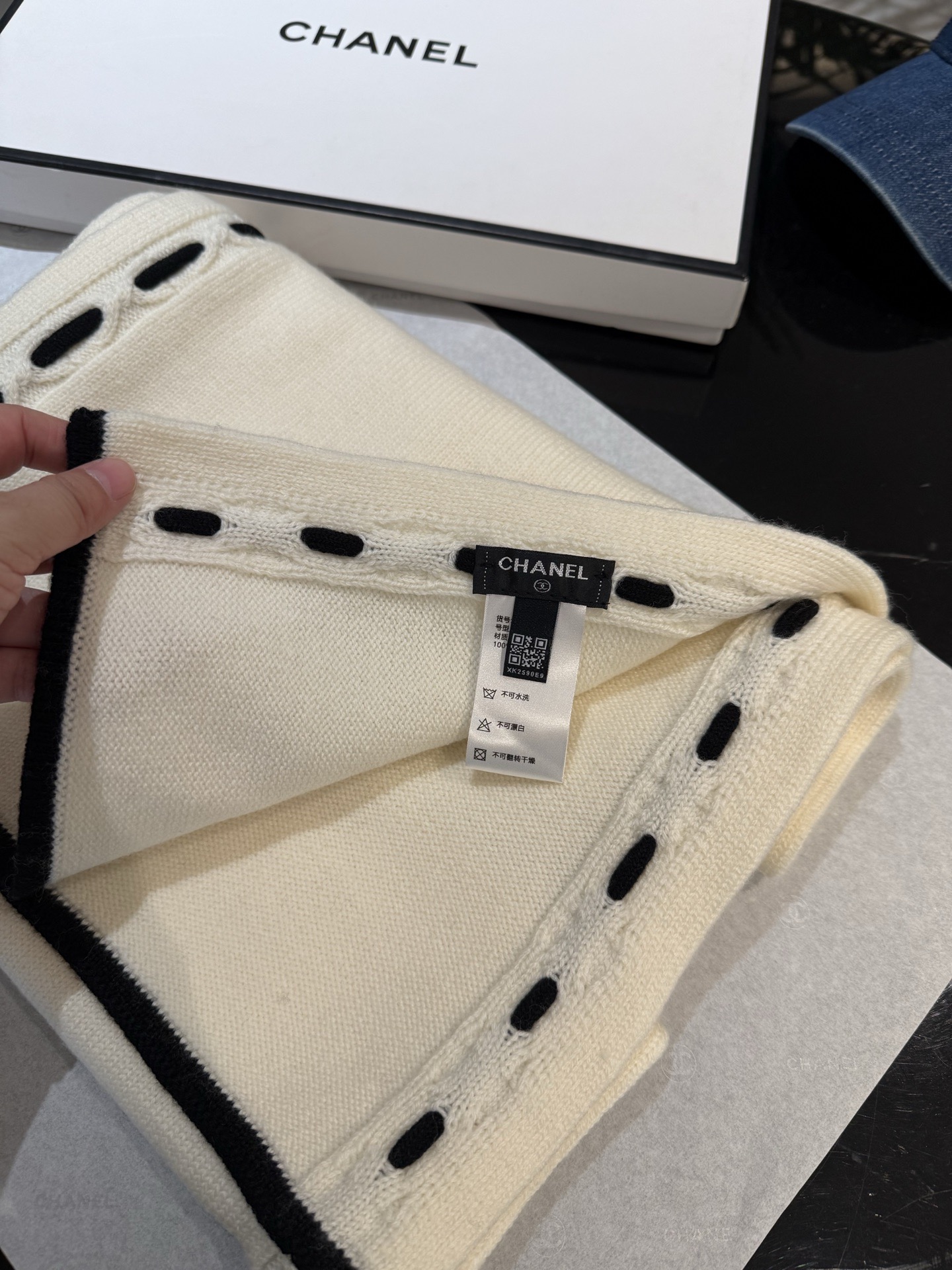 P【香家臻品】全新上市，甄选顶级羊绒面料，触感细腻如云。重工匠心独运，以精湛手工针织工艺，融入典雅串绳细