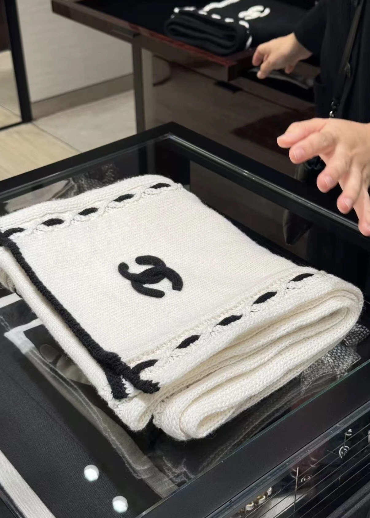 P【香家臻品】全新上市，甄选顶级羊绒面料，触感细腻如云。重工匠心独运，以精湛手工针织工艺，融入典雅串绳细