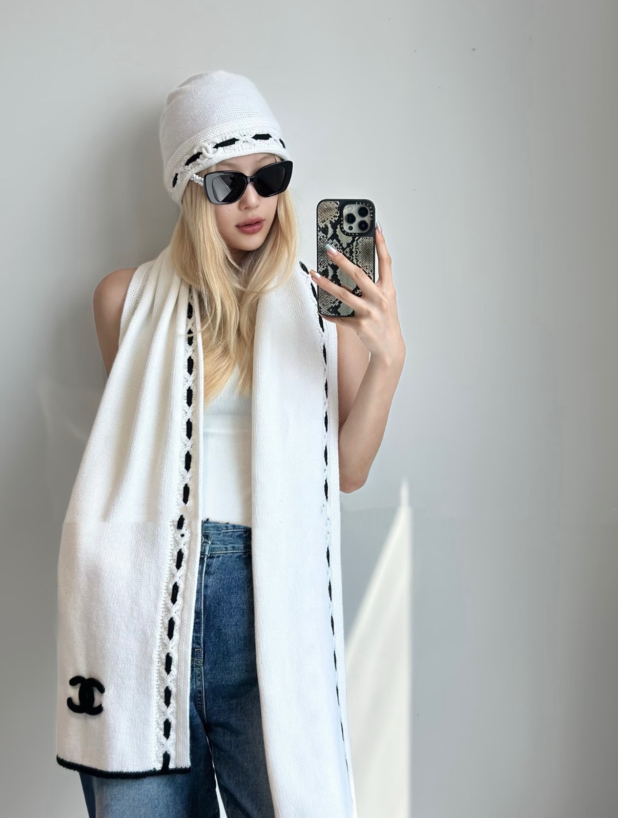 P【香家臻品】全新上市，甄选顶级羊绒面料，触感细腻如云。重工匠心独运，以精湛手工针织工艺，融入典雅串绳细