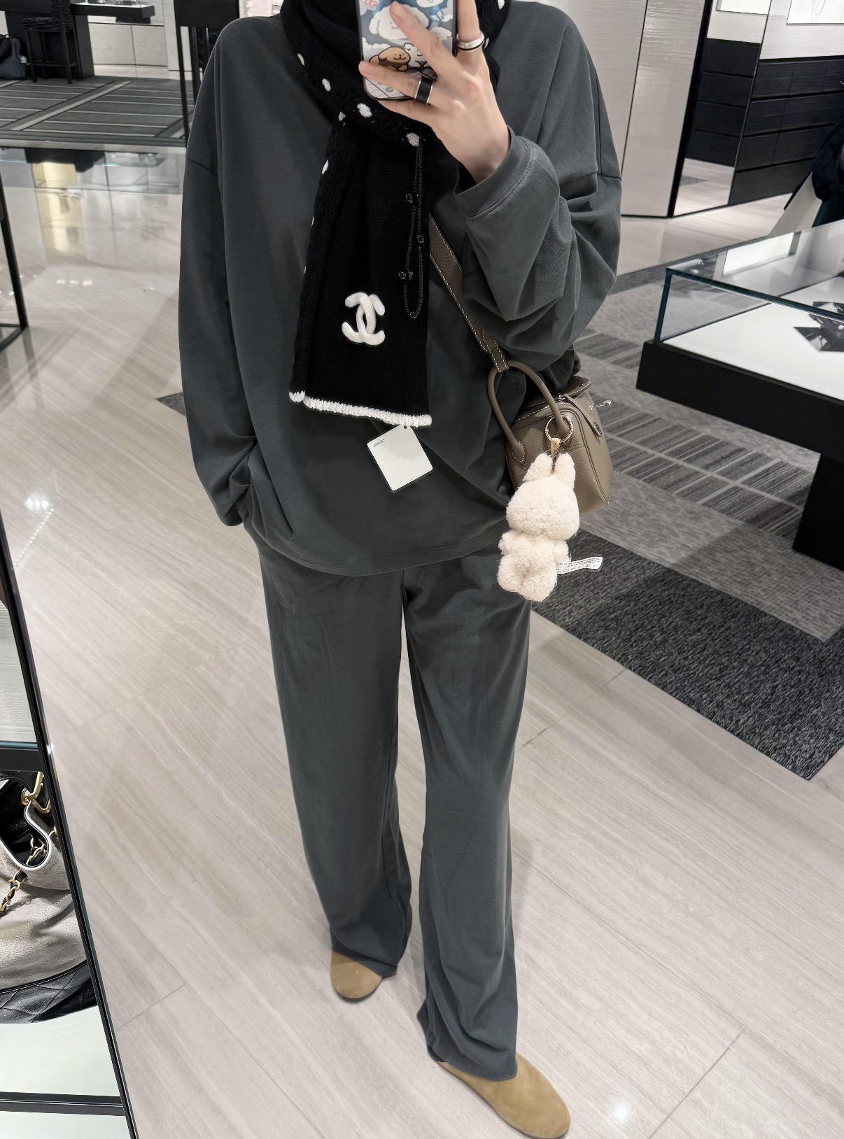 P【香家臻品】全新上市，甄选顶级羊绒面料，触感细腻如云。重工匠心独运，以精湛手工针织工艺，融入典雅串绳细