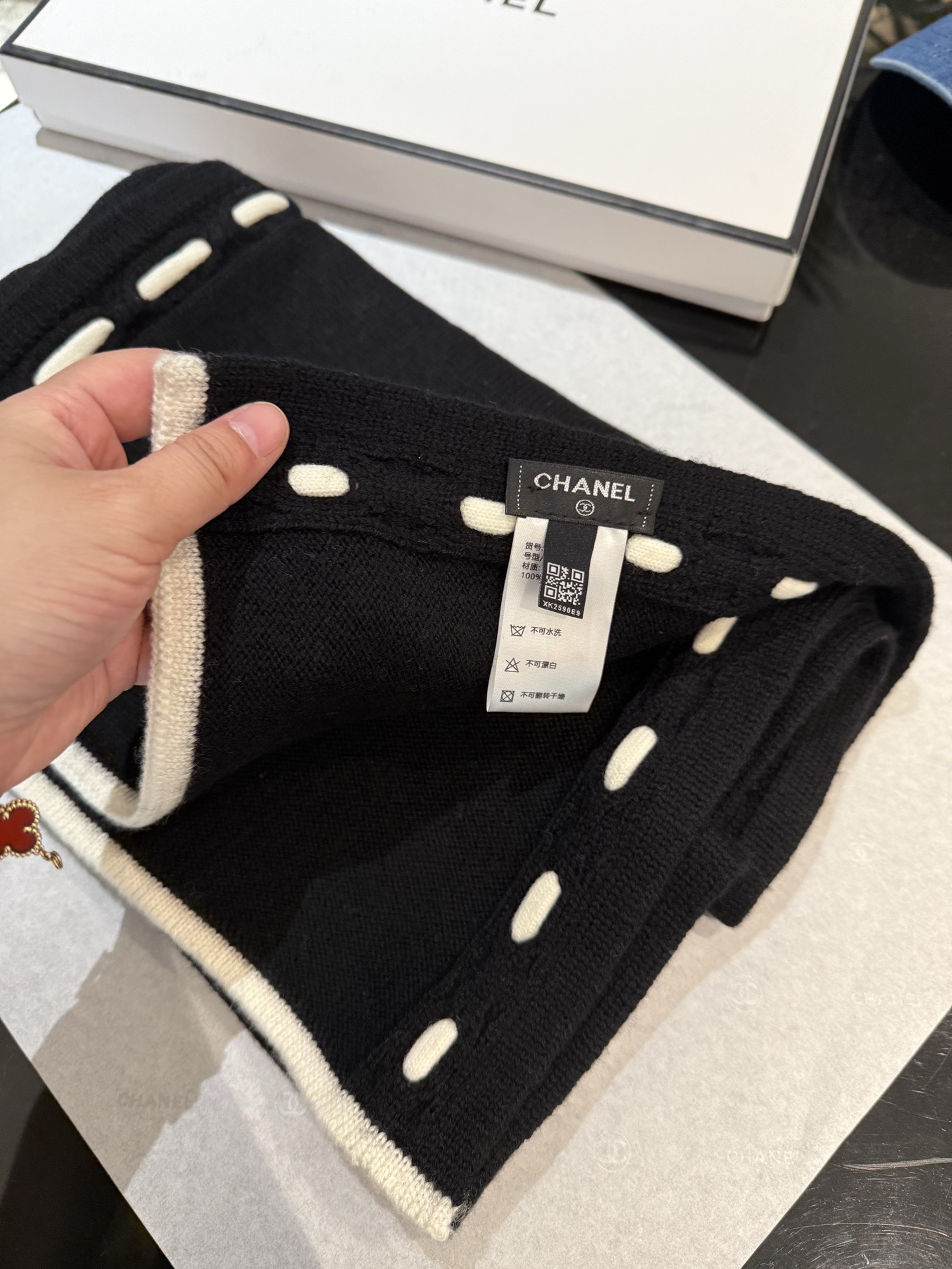 P【香家臻品】全新上市，甄选顶级羊绒面料，触感细腻如云。重工匠心独运，以精湛手工针织工艺，融入典雅串绳细