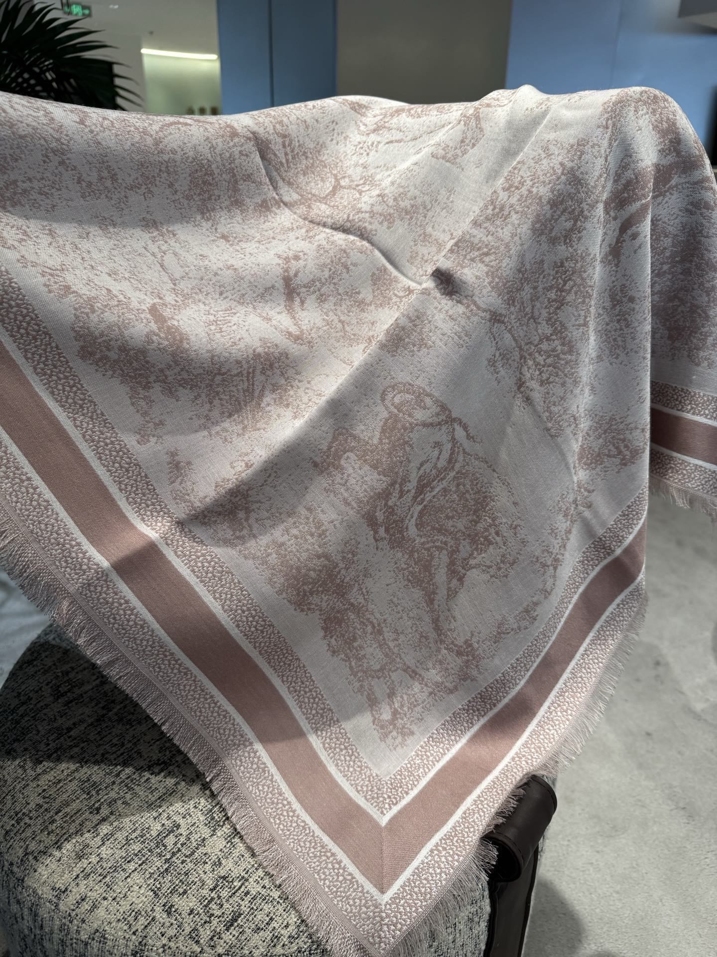 ￼ P高版本【方巾】D家披肩❤️经典动物图案👍搭配丝毛混纺的华美质感，与成衣和配饰系列单品搭配相宜。尺寸