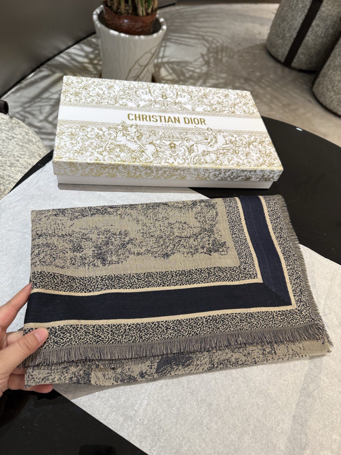 ￼ P高版本【方巾】D家披肩❤️经典动物图案👍搭配丝毛混纺的华美质感，与成衣和配饰系列单品搭配相宜。尺寸