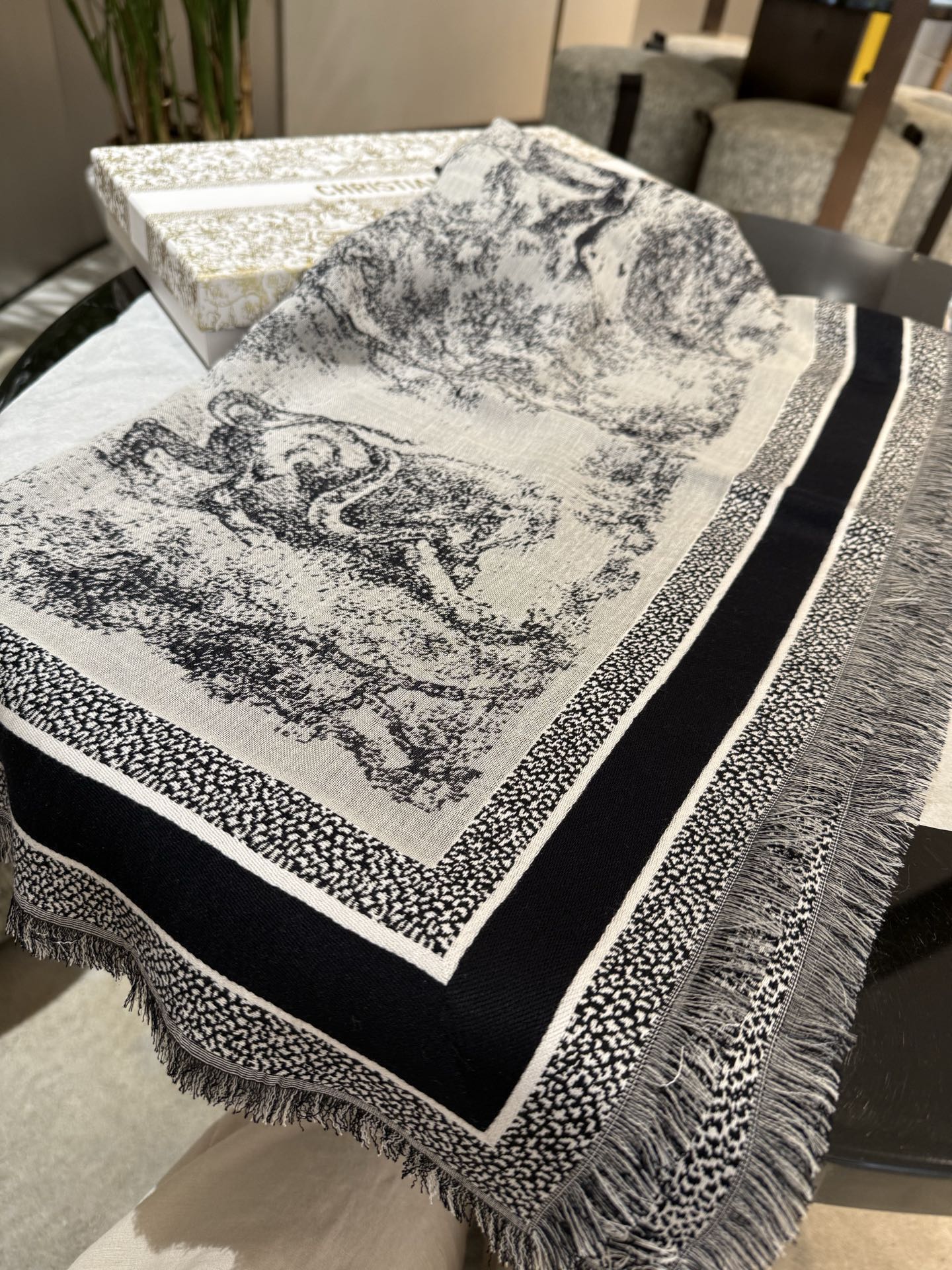 ￼ P高版本【方巾】D家披肩❤️经典动物图案👍搭配丝毛混纺的华美质感，与成衣和配饰系列单品搭配相宜。尺寸